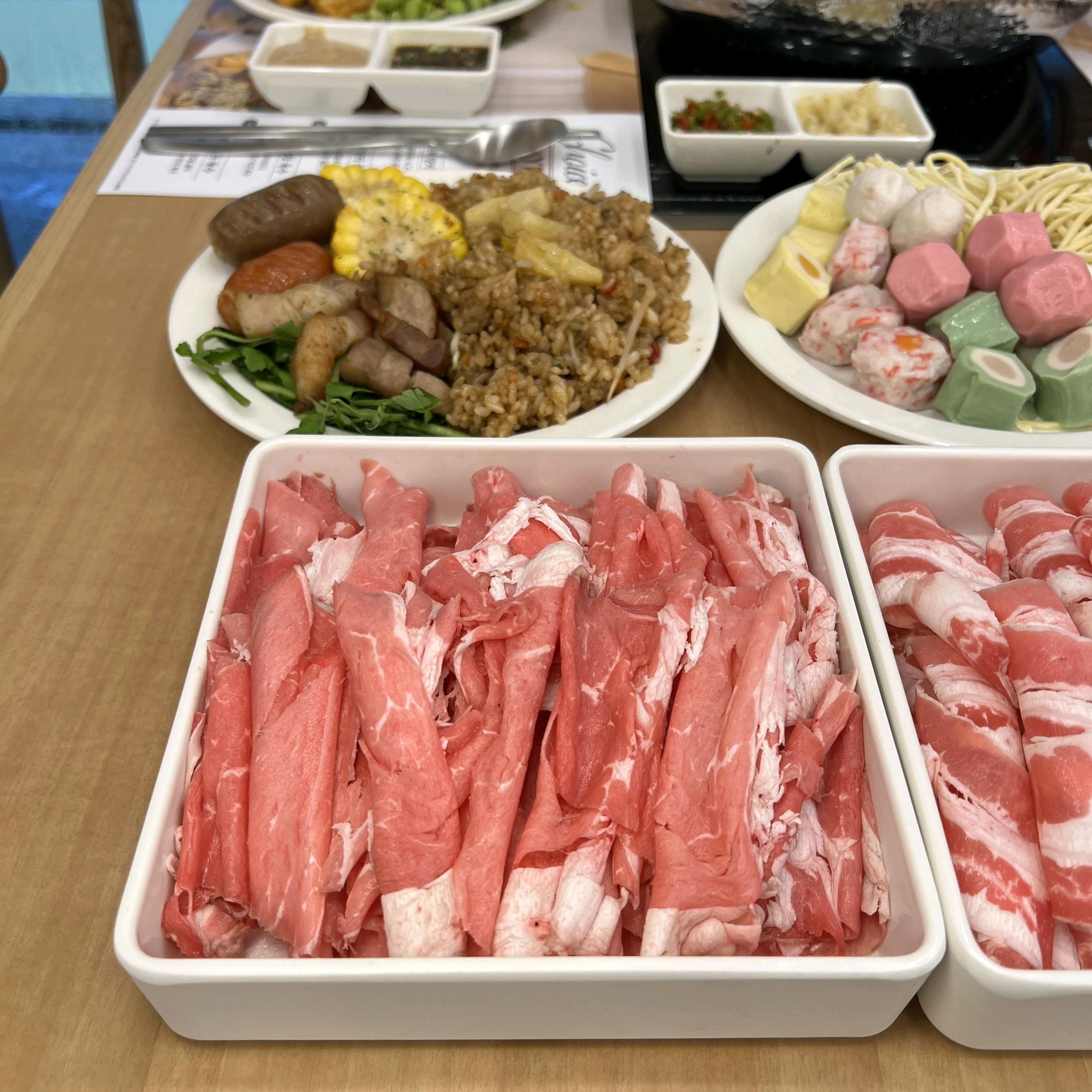 여러 가지 야채와 고기를 무제한으로 먹을 수 있어 좋네요 취향에 맞는 육수도 선택할 수 있