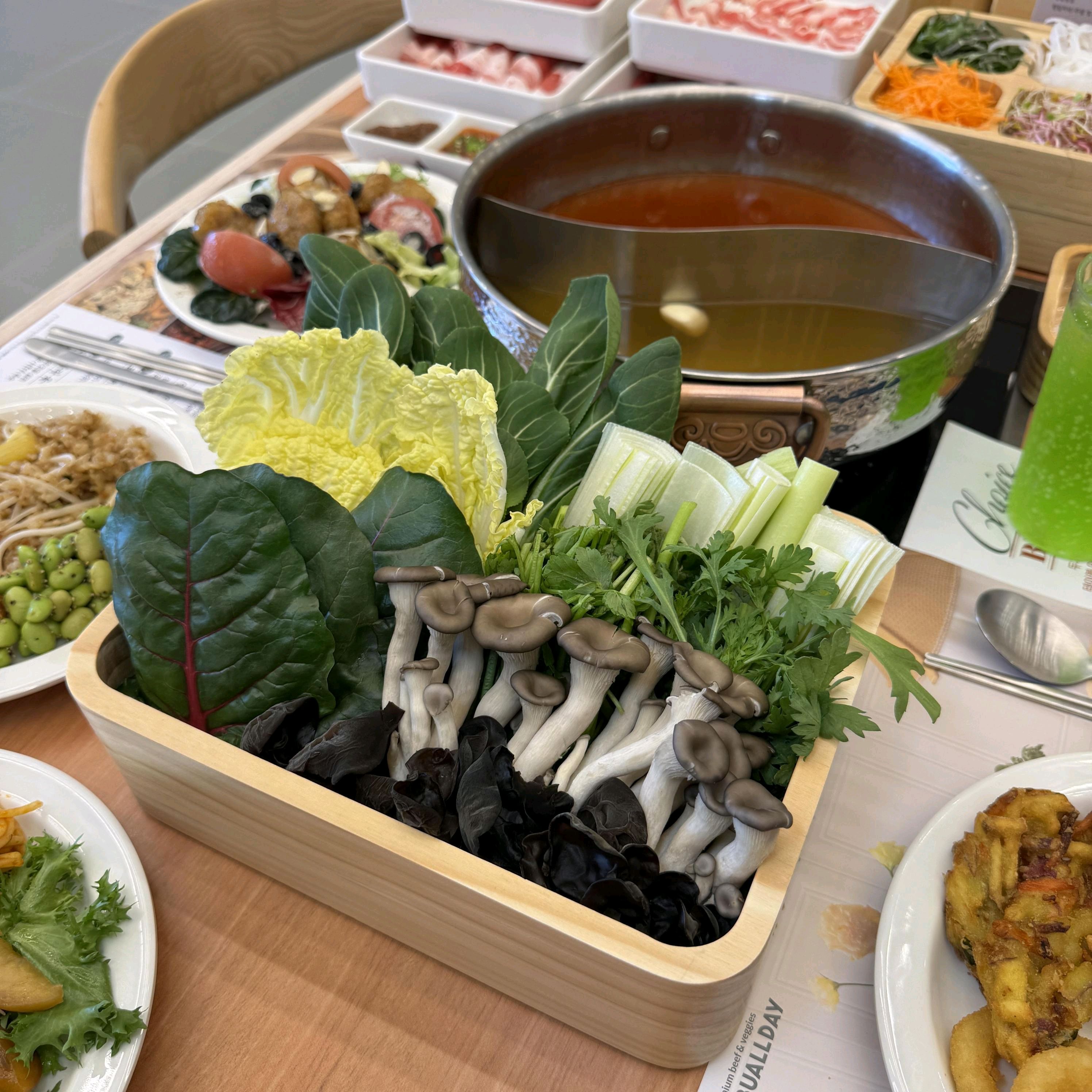 소고기 샤브샤브 무제한이 정말 좋았어요. 가격 대비 양도 만족스러웠고 질도 괜찮았던 것 같