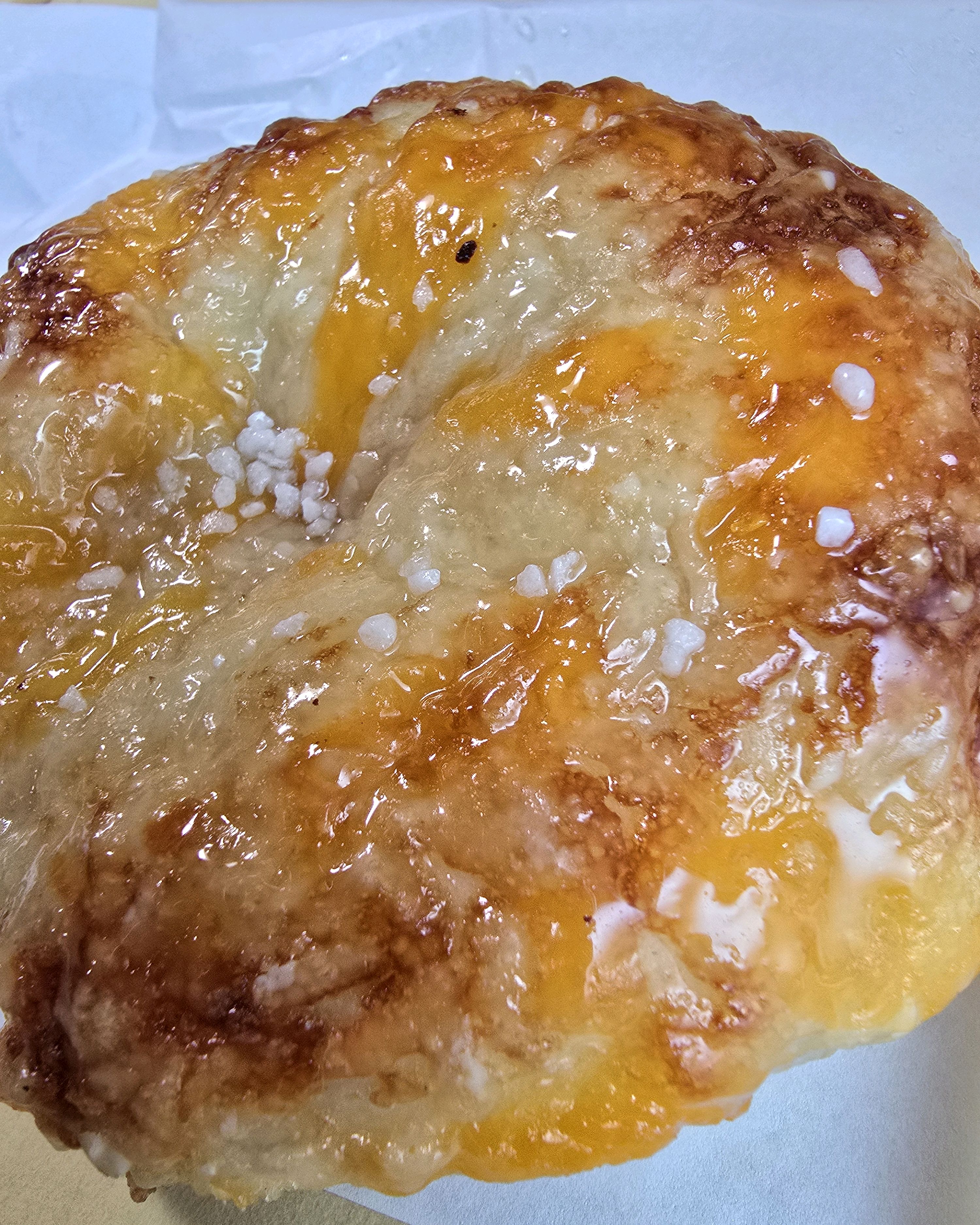 새로 나왔다는 치즈허니 달달하이 쫀득! 위에 소금은 많이 짜서 떼어내고 먹는걸로ㅋ - 정자동 맛집 런던베이글뮤지엄 수원점
