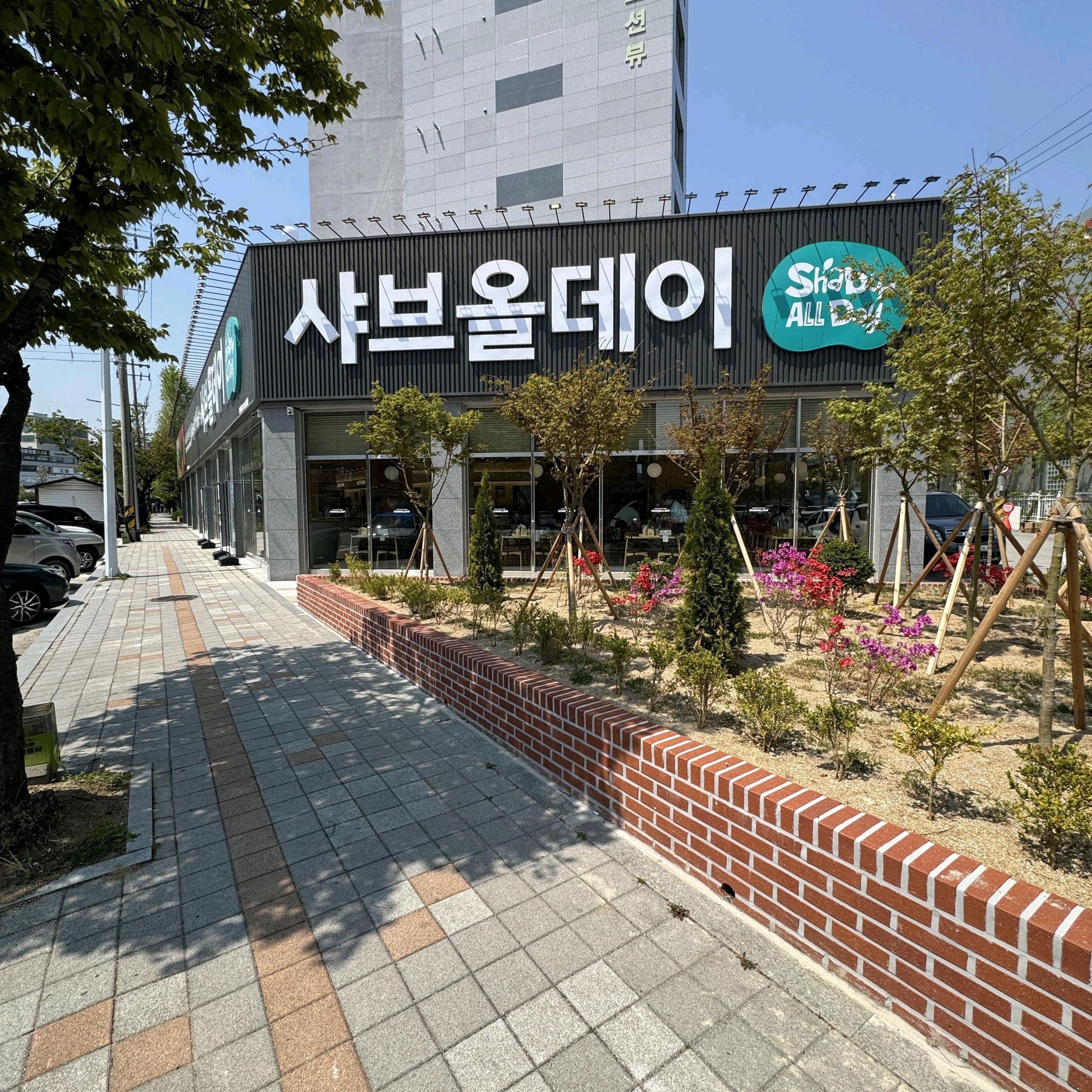 직원분들이 너무 친절하게 응대해주셔서 기분 좋게 식사했어요. 샐러드바도 종류 다양하고 신선