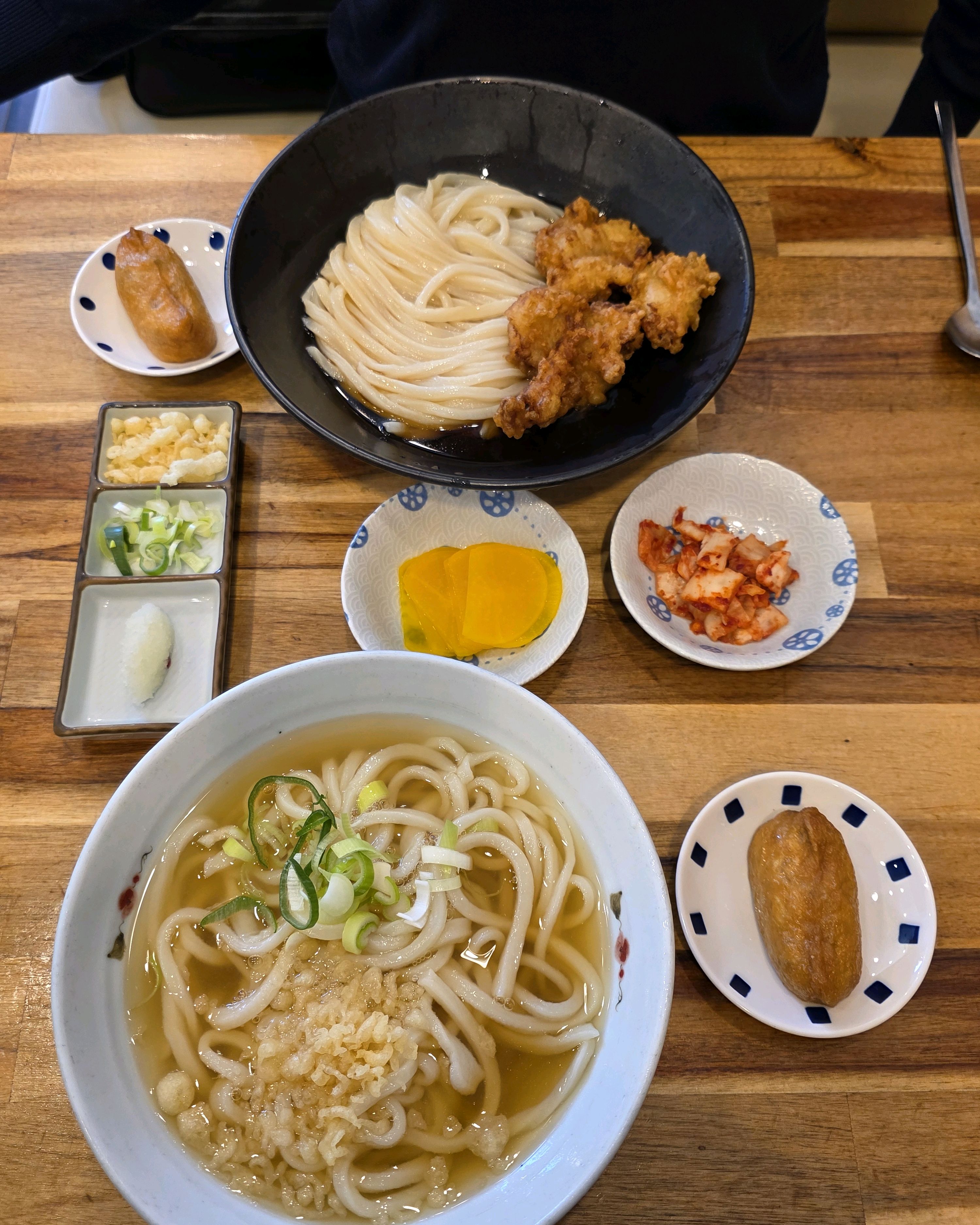 웨이팅까지 있길래 반신반의 했는데 튀김하고 우동의 조합이 너무 좋아요.. 냉우동에 적셔 먹