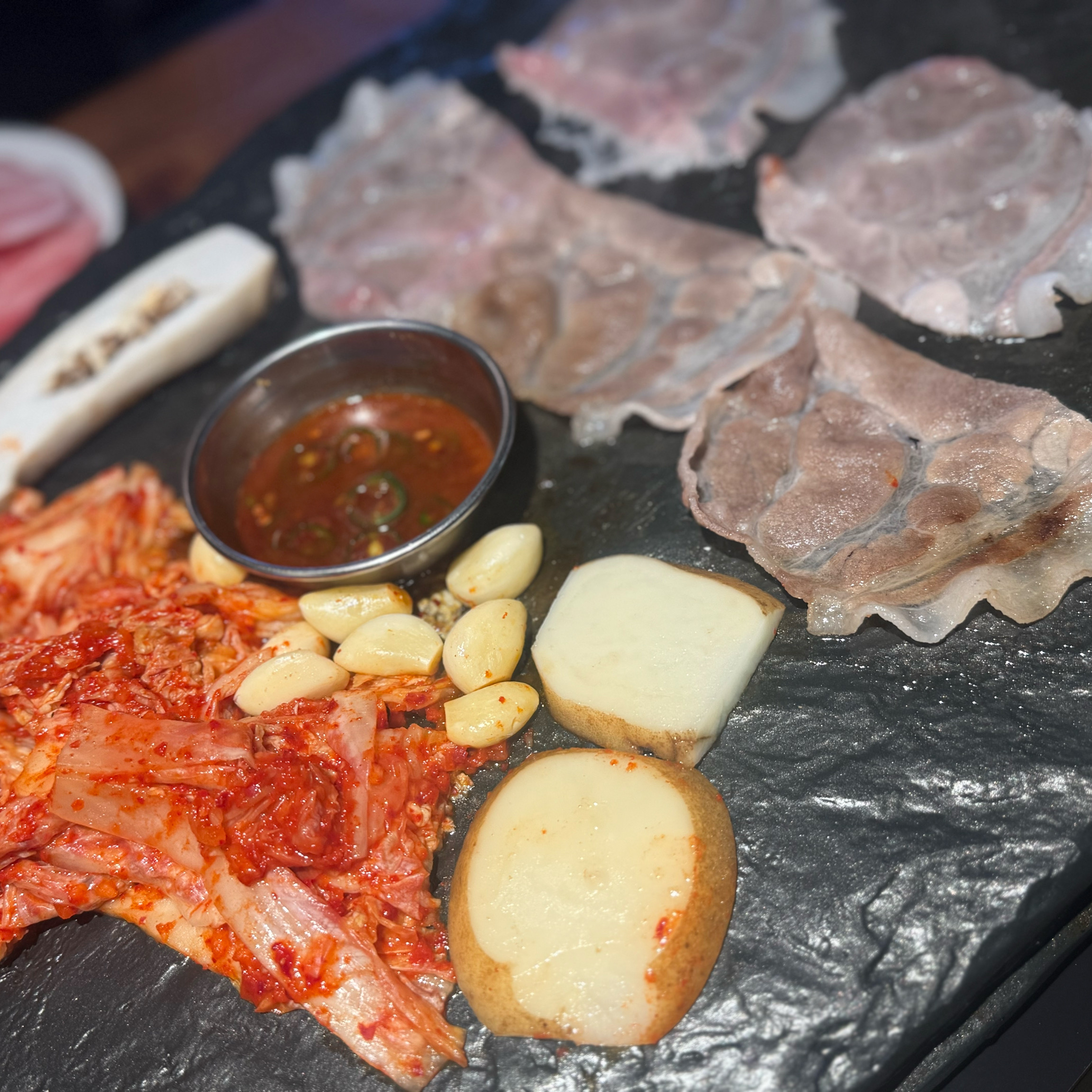 목살이 너무 맛잇고 된찌는 꽃게가 들어가서 시원~~합니당!!!또올꺼에요!! - 인천 맛집 석돈