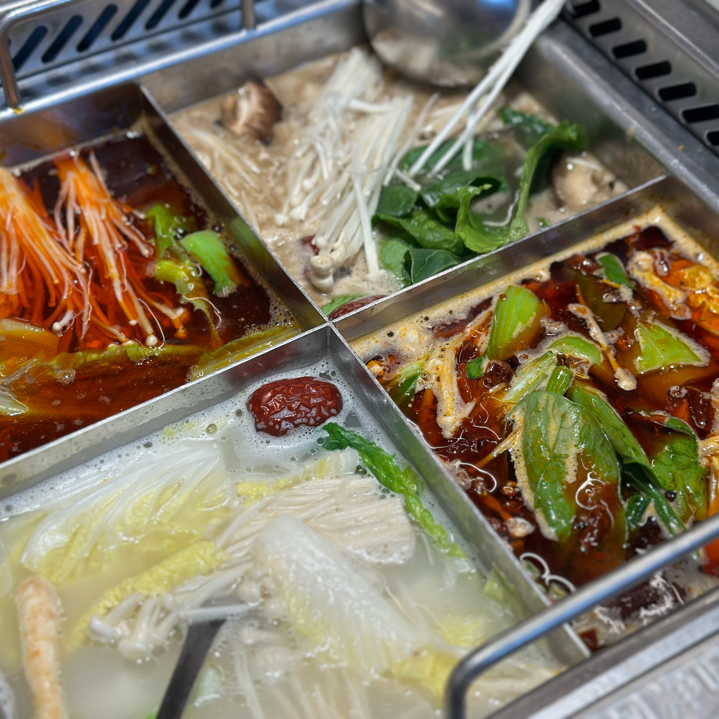 대기가 정말 많은데 그만큼 맛있고 친절해서 또 올 것 같아요. 재료들이 신선하고 서비스가
