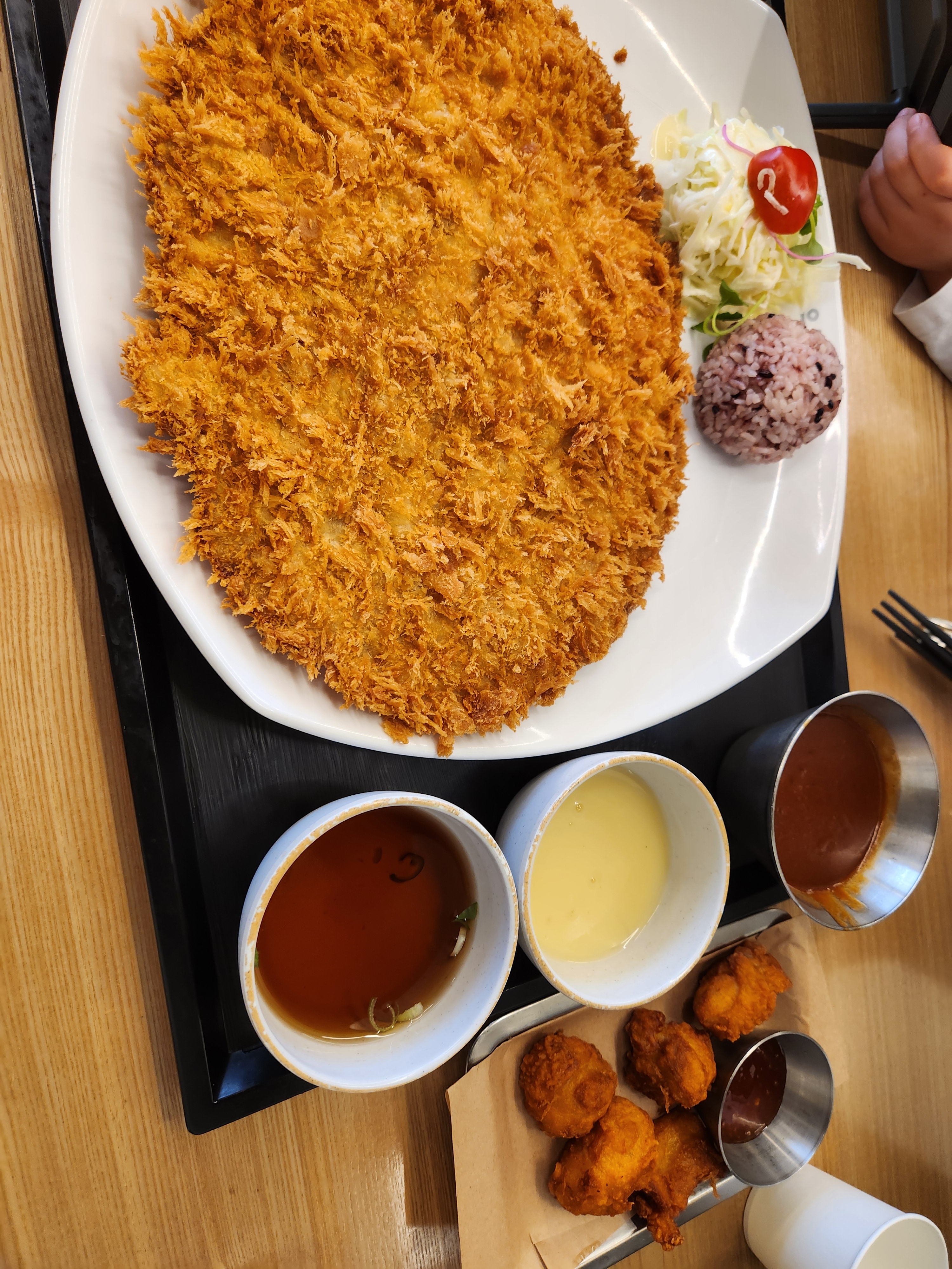 돈까스 엄청 크고 너무 맛있어요!! - 경주월드 근처 맛집 홍익돈까스 경주점