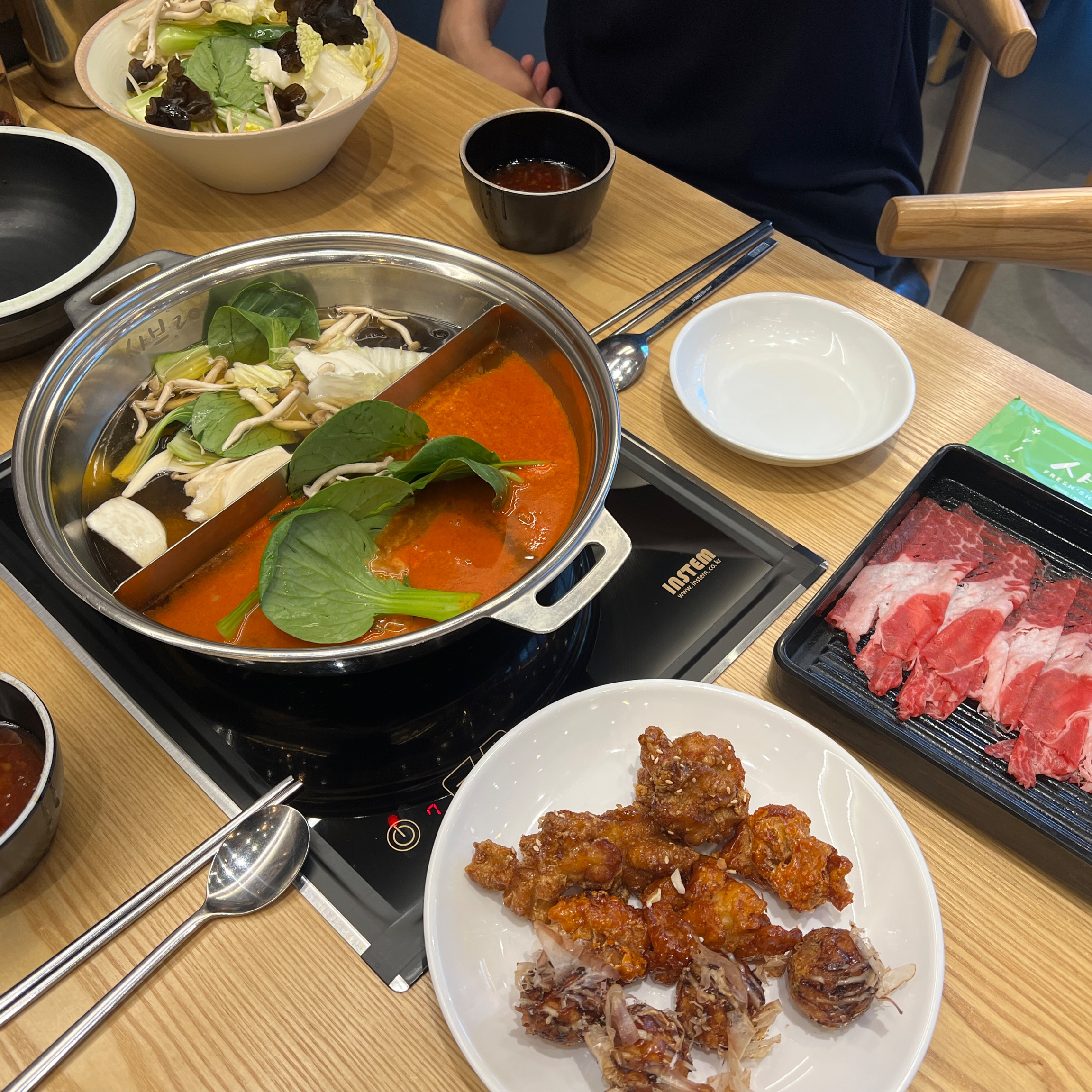 안성스타필드에서 쇼핑 후 저녁먹을 곳 찾다가 발견했어요! 샤브샤브와 고기가 무한리필인데 닭