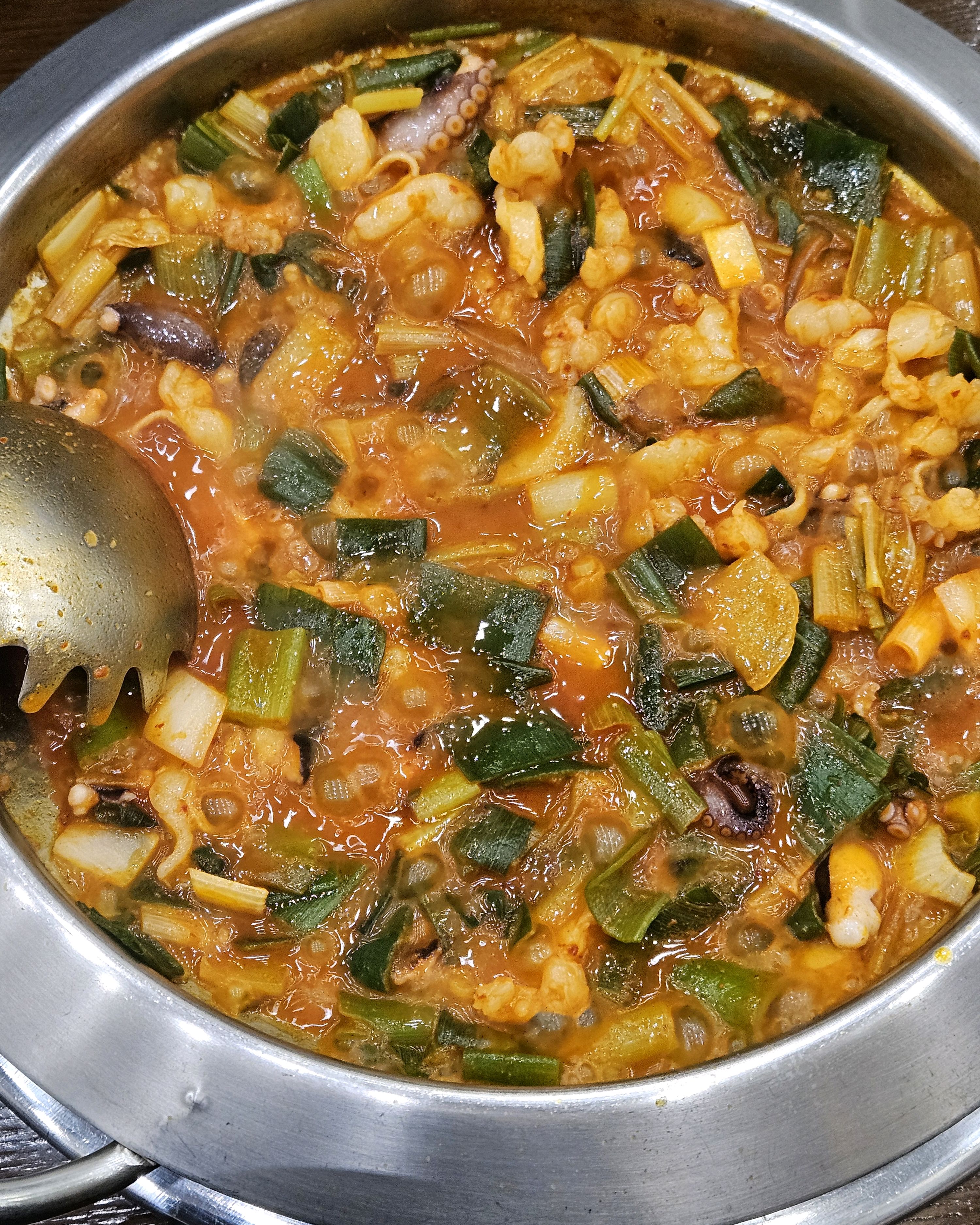 밑반찬도 맛있고 푸짐하게 잘나오고 양도 부족하지 않게 잘나옵니다. - 불당동 맛집 사위식당 불당점