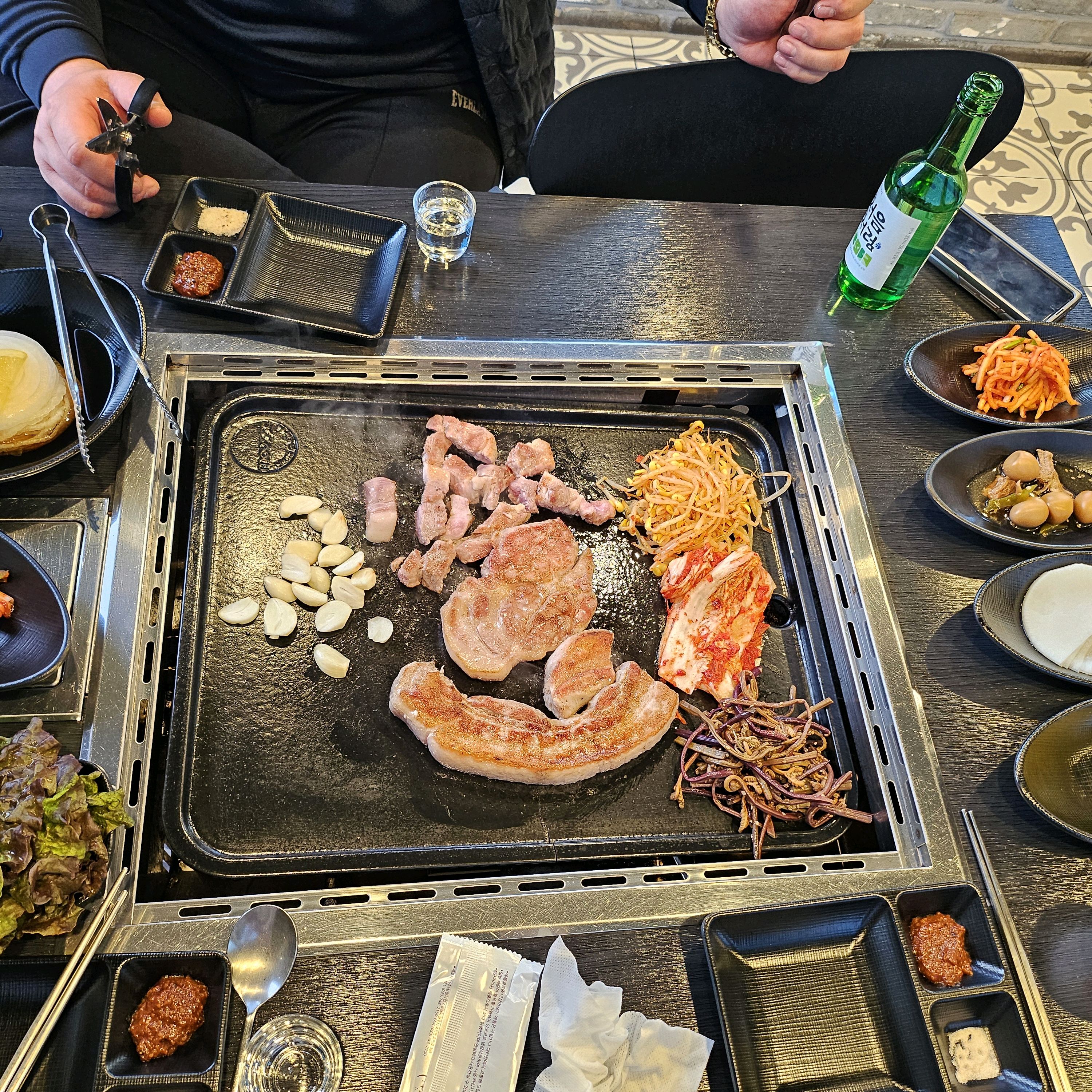 아이와 고기먹으러 초벌하니 더좋고 멋진 애견들 보며 소주한잔~^^ - 경포대 맛집 육담소