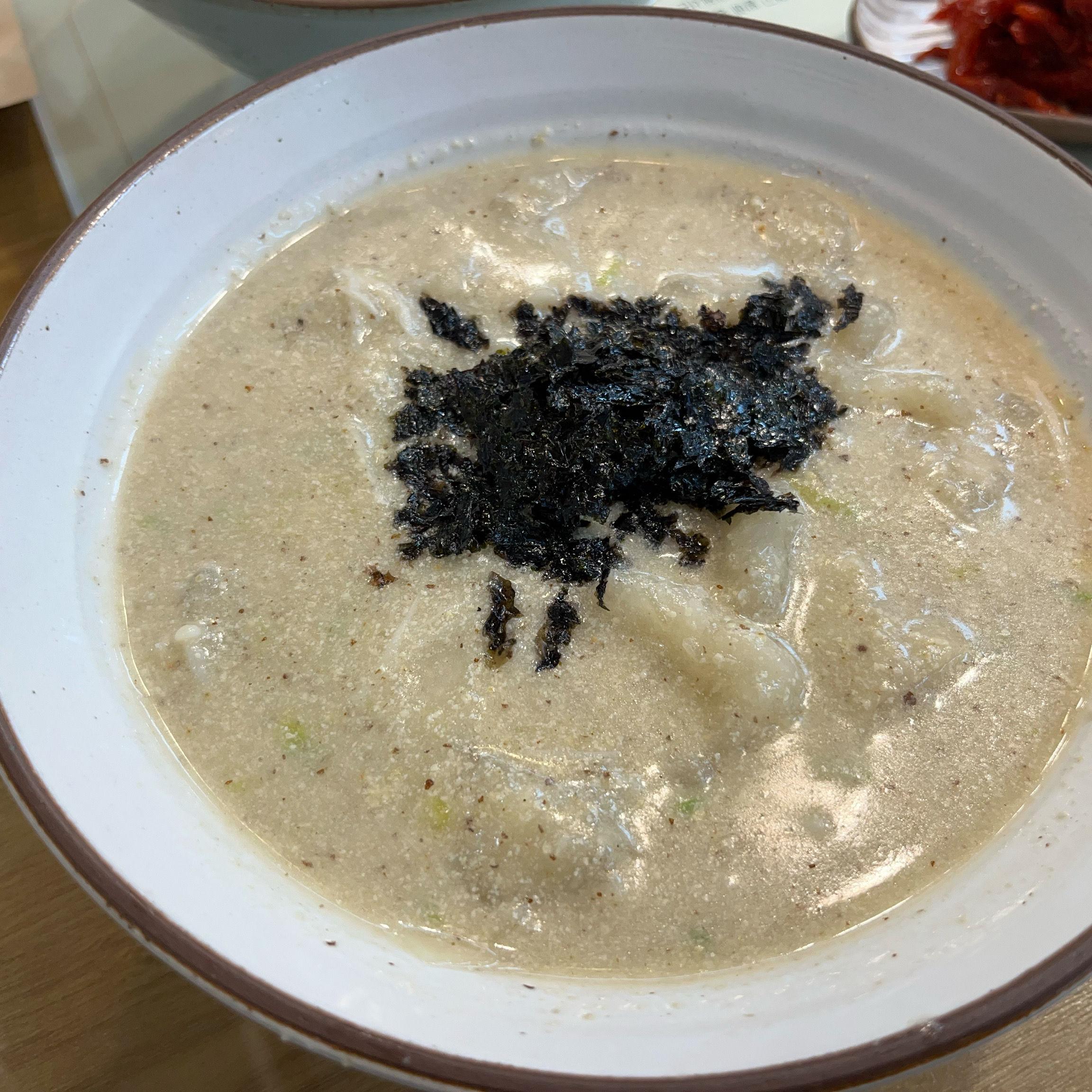 속초중앙시장 찐맛집! 지금까지 먹었던 밀가루섞인 옹심이는 다 가짜였네요😇 100% 감자라