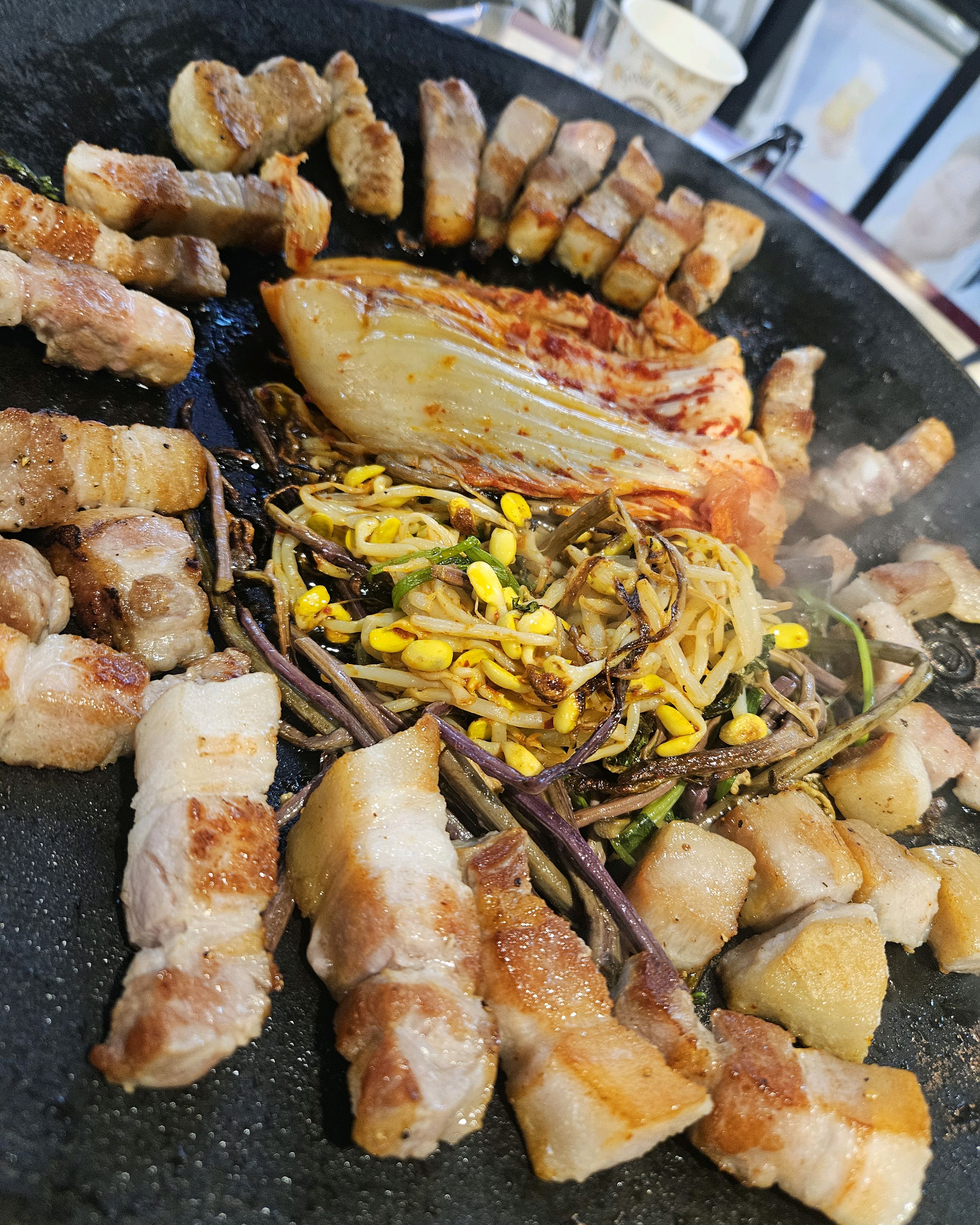 야외테이블 잡아서 삼겹살 항정살 세트 시켰어요 ㅎㅎ 여기 고기 질이 다른곳이랑 다르게 잡내