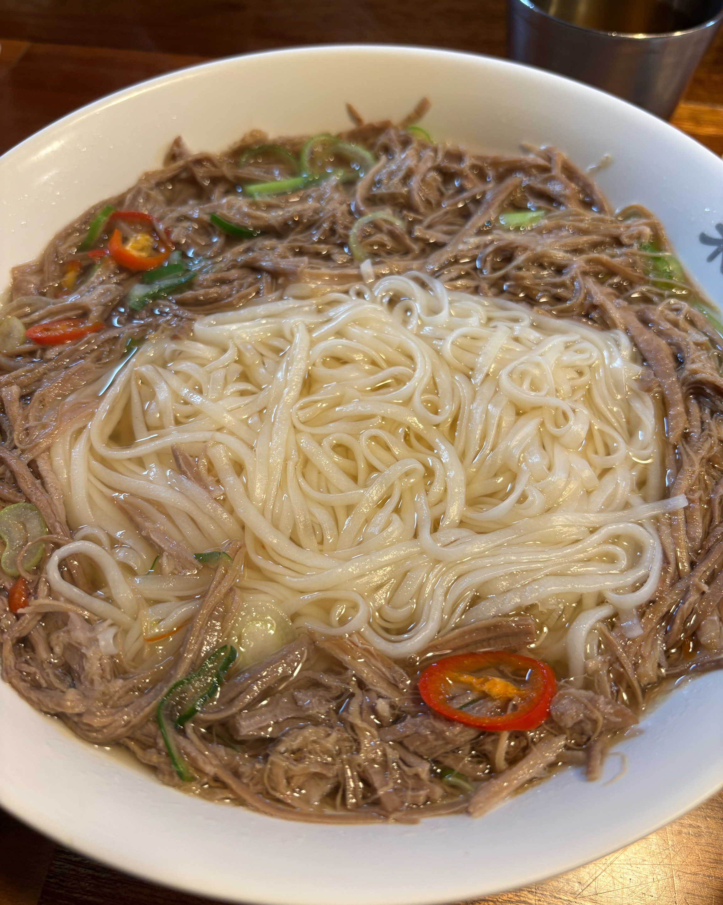벌써 세번째 방문이에요! 정말 맛있고 면추가도 된다는 점이 좋았어요~ 고기양도 많고 푸짐하