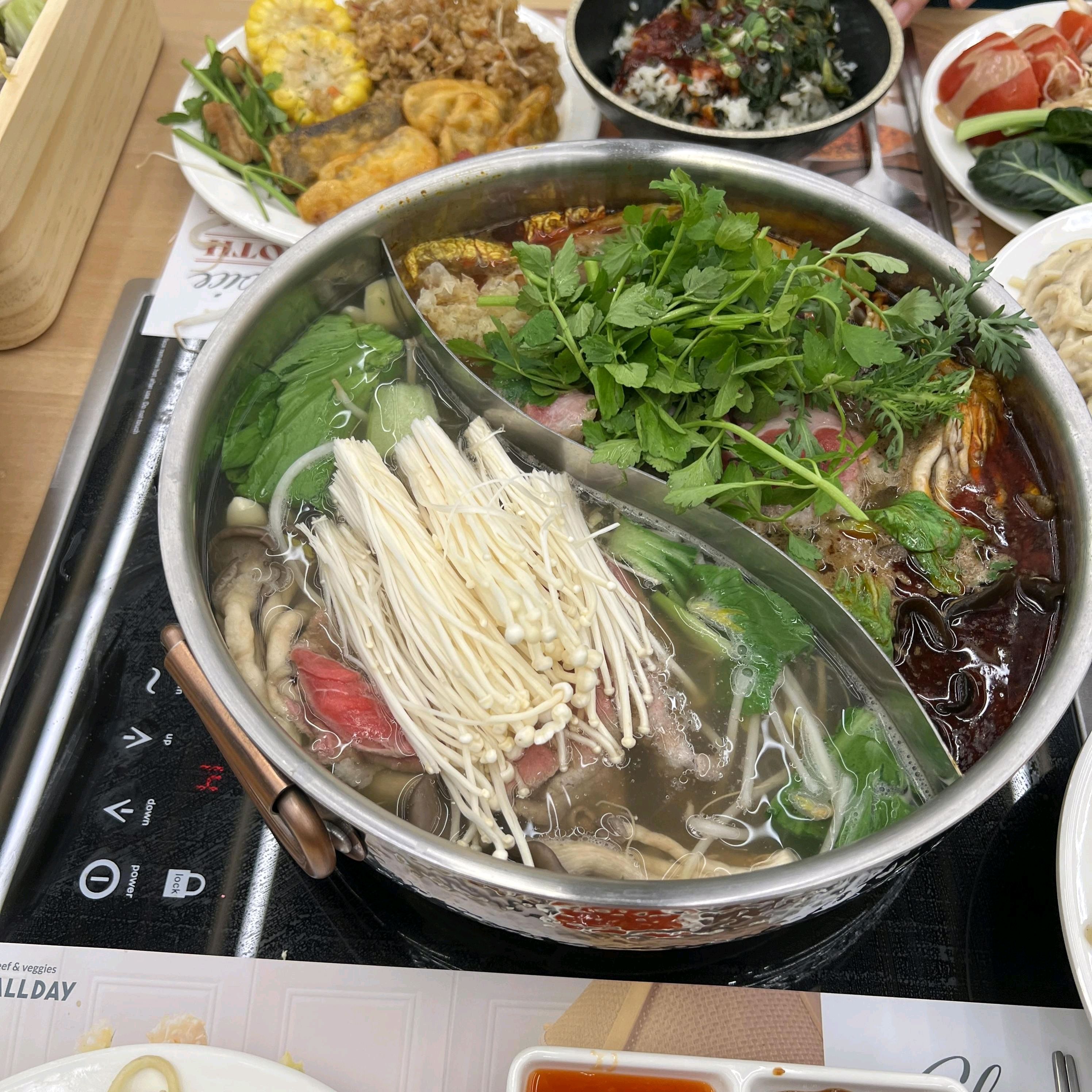 맛있는 샤브샤브 먹었어요~ 제 취향에 맞는 육수 선택할 수 있어서 더 좋았어요 무제한으로 