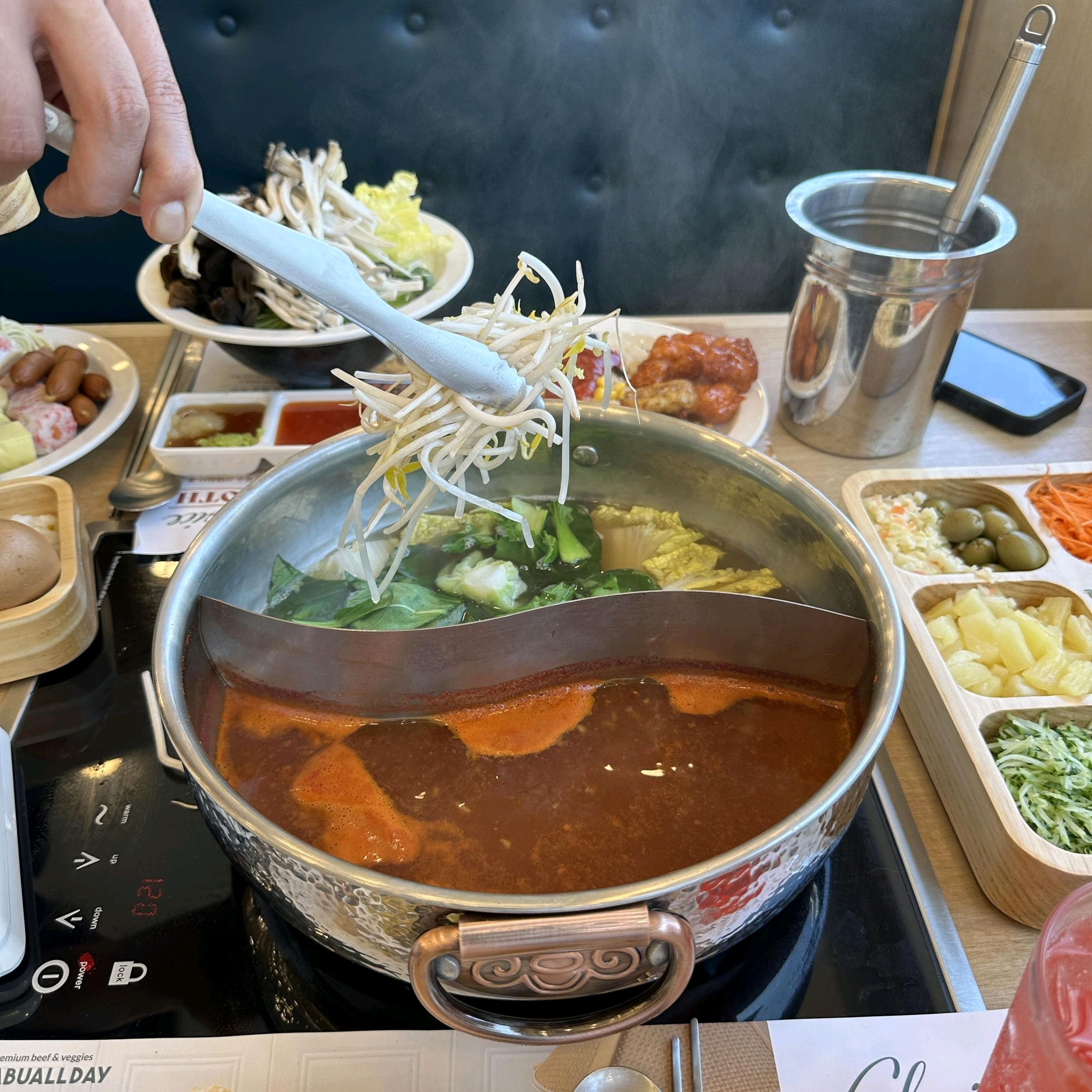 샤브샤브 본연의 맛을 제대로 즐길 수 있는 곳이네요 신선한 야채와 육수가 일품이고 샐러드바