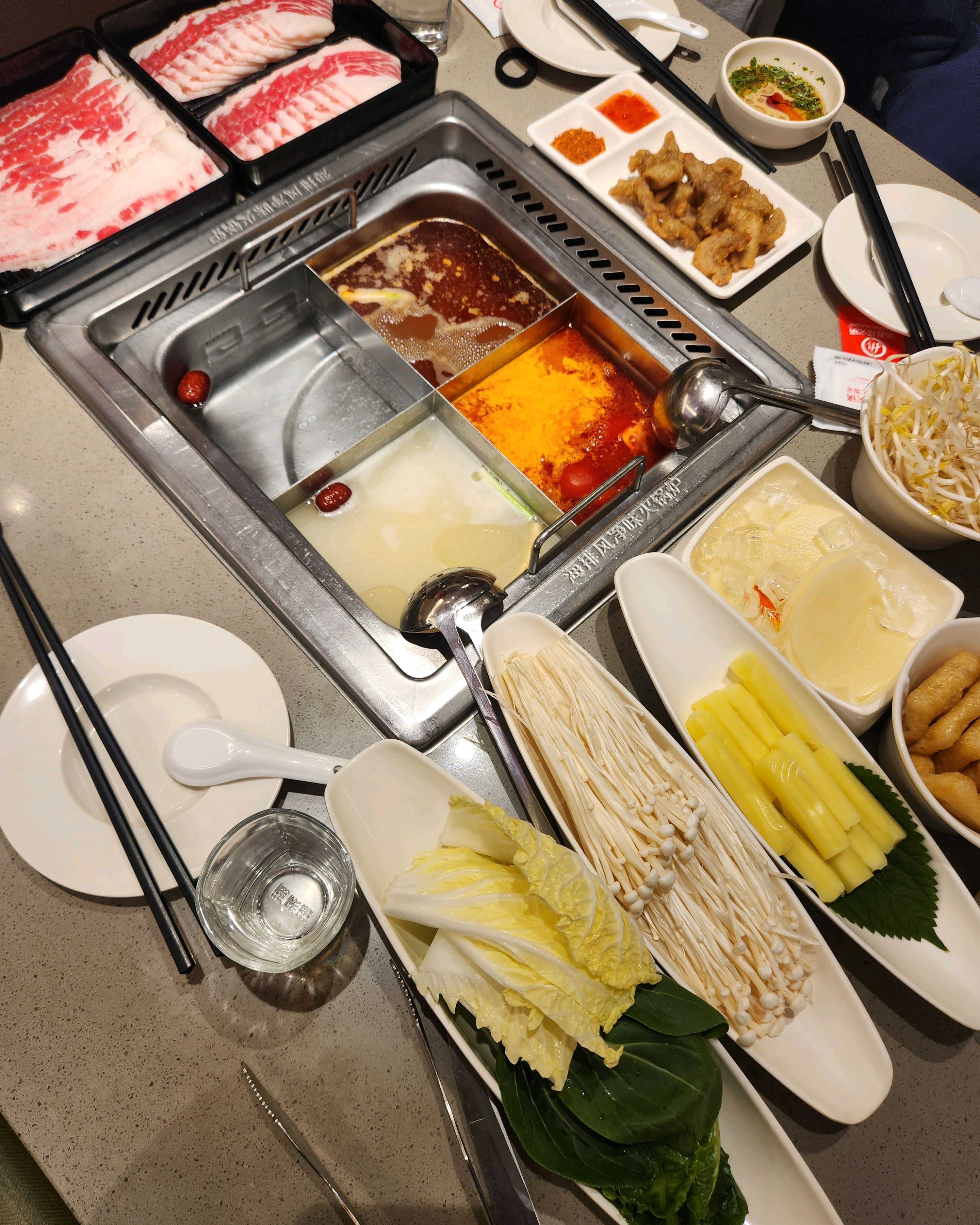 대학교 친구들과 처음으로 하이디라오 방문하였어요! 먹고 싶은 거 다 골라담았더니 정말 배부