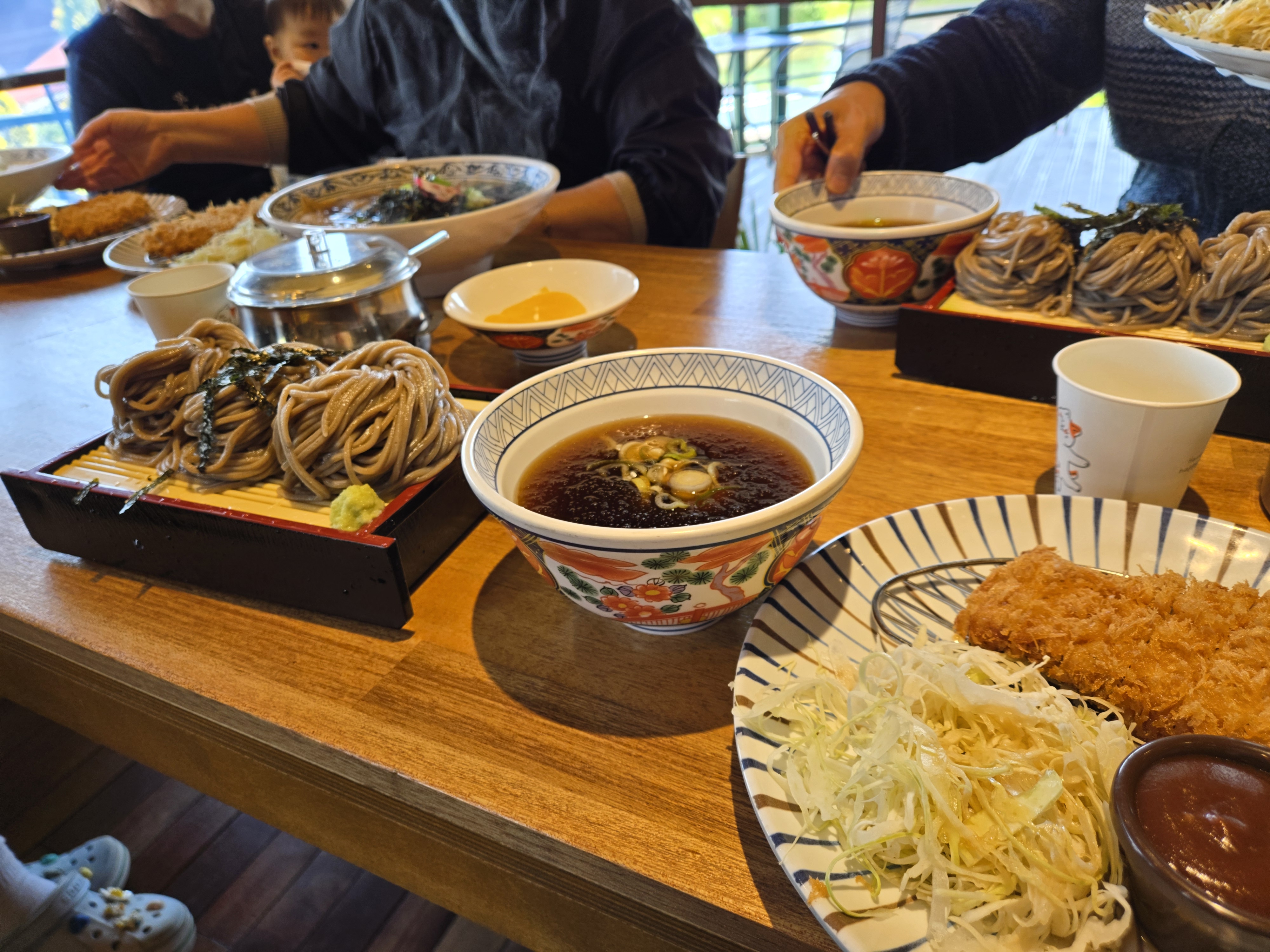 문의면쪽에 가까운 삼동소바집입니다. 아이와 함께 자주 방문하는데 리뷰는 처음이에요. 항상