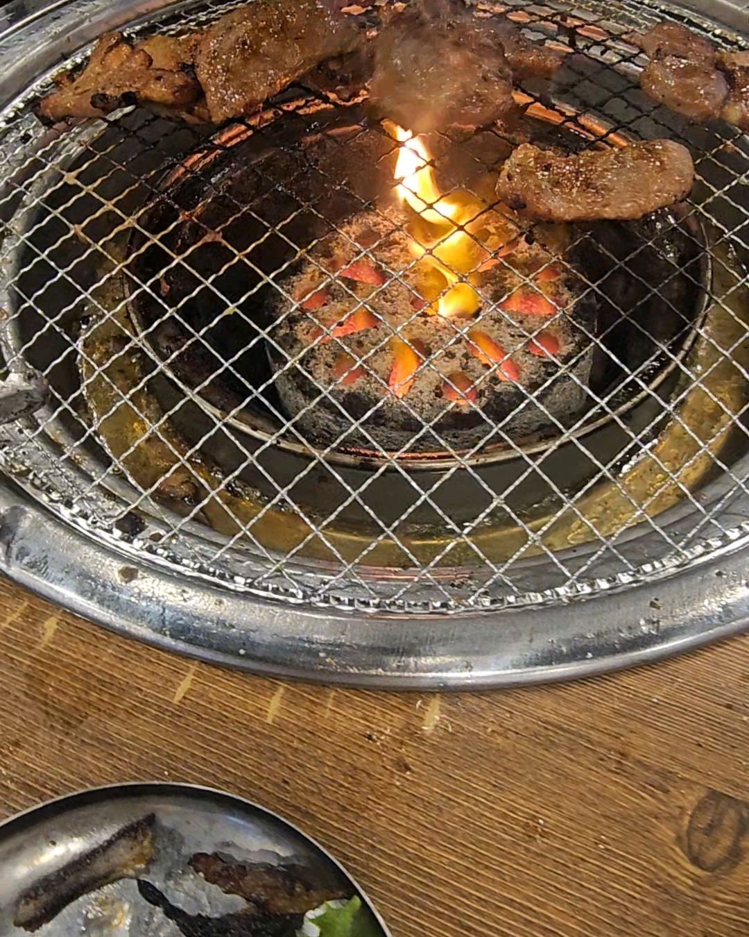 직원분들 친절하고 고기질도 좋아요 그런데 연탄불에 타지않게 굽는게 넘 힘들어요 ㅠㅠ 진짜