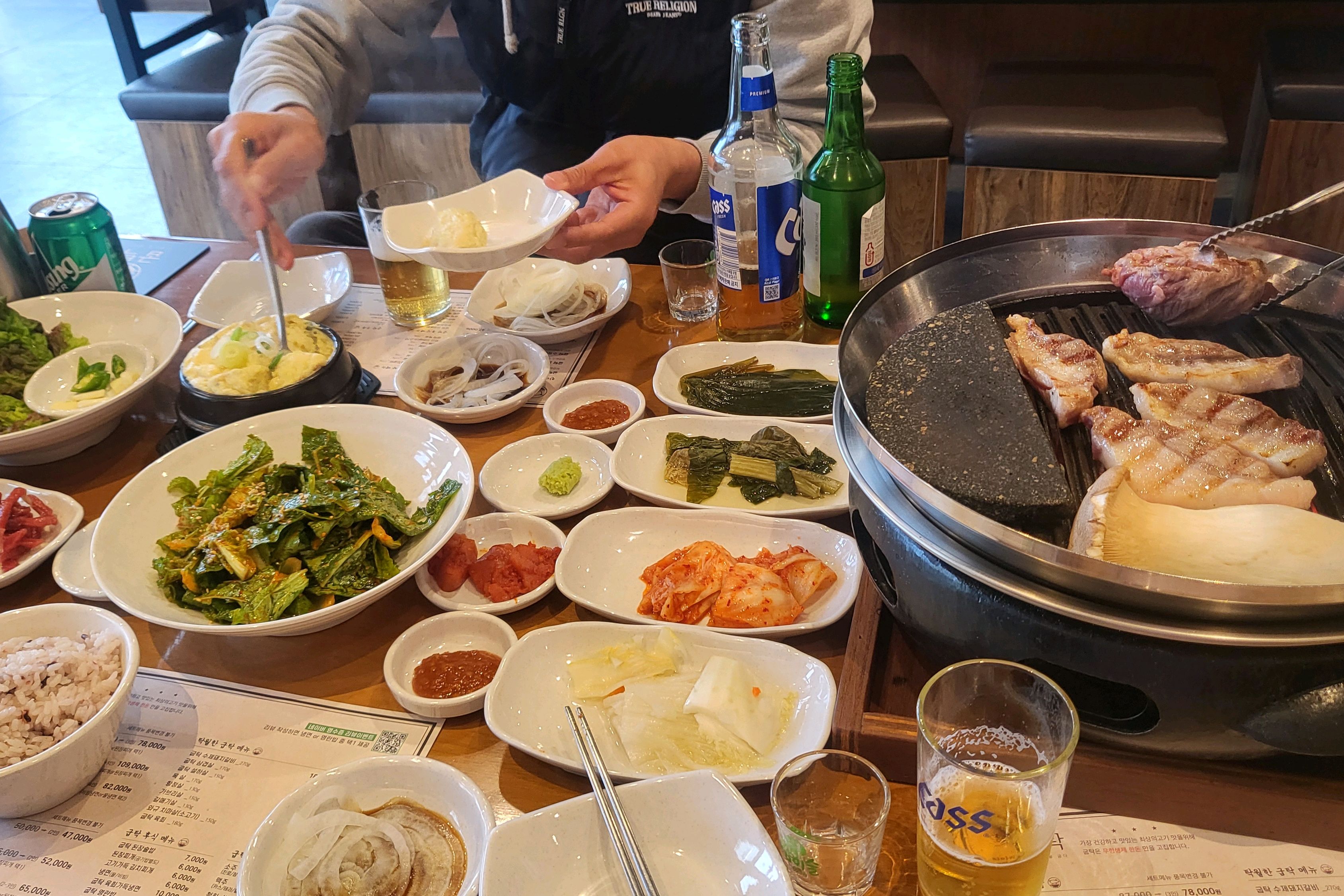 속초여행왔다가 처음으로 와본곳인데, 다른후기처럼 친절하고 좋네요! 고기도 구워주고 계란찜