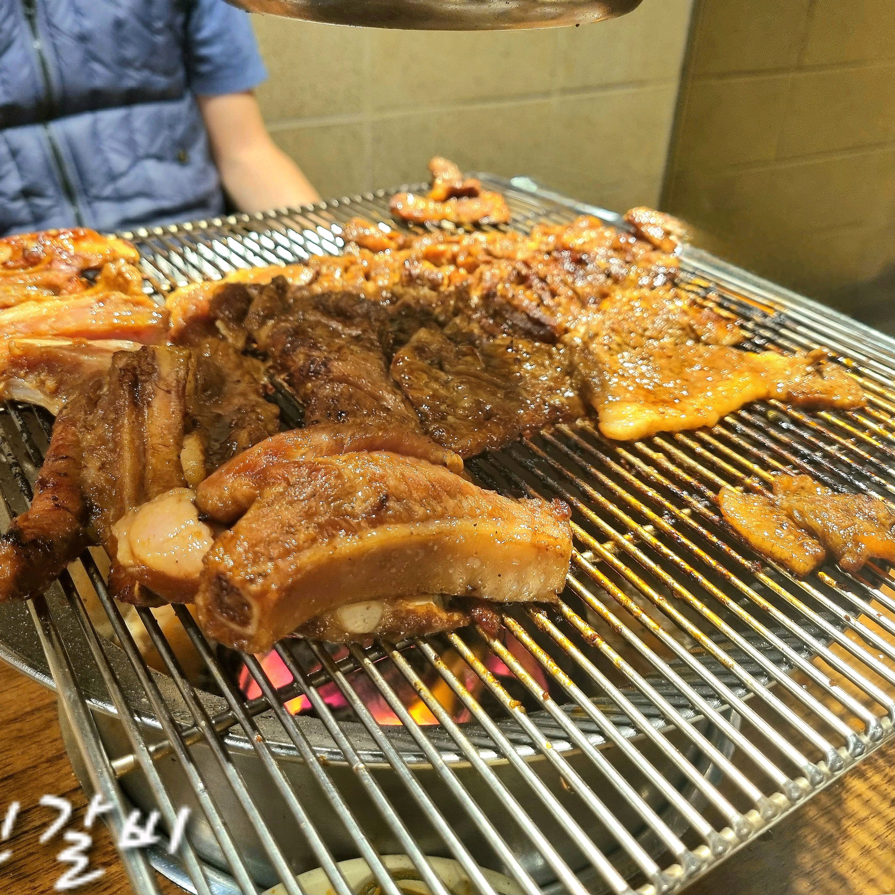 간만에 가족나들이~~ 늘 자주오던 서민갈비~ 최근에 못왔는데 인테리어도 바뀌고 음식맛도 맛