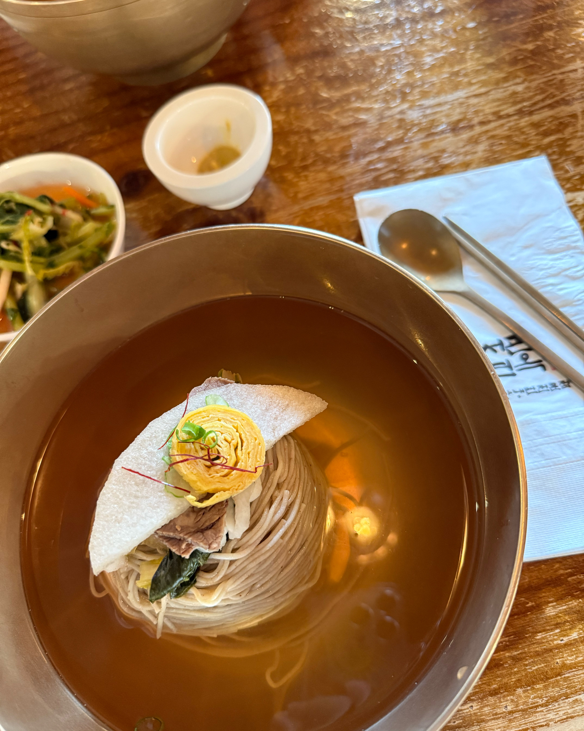 주말 점심 시간 빗겨 가도 사람이 많네요. 금방 회전되어 다행이긴 합니다. 오리지널 냉면