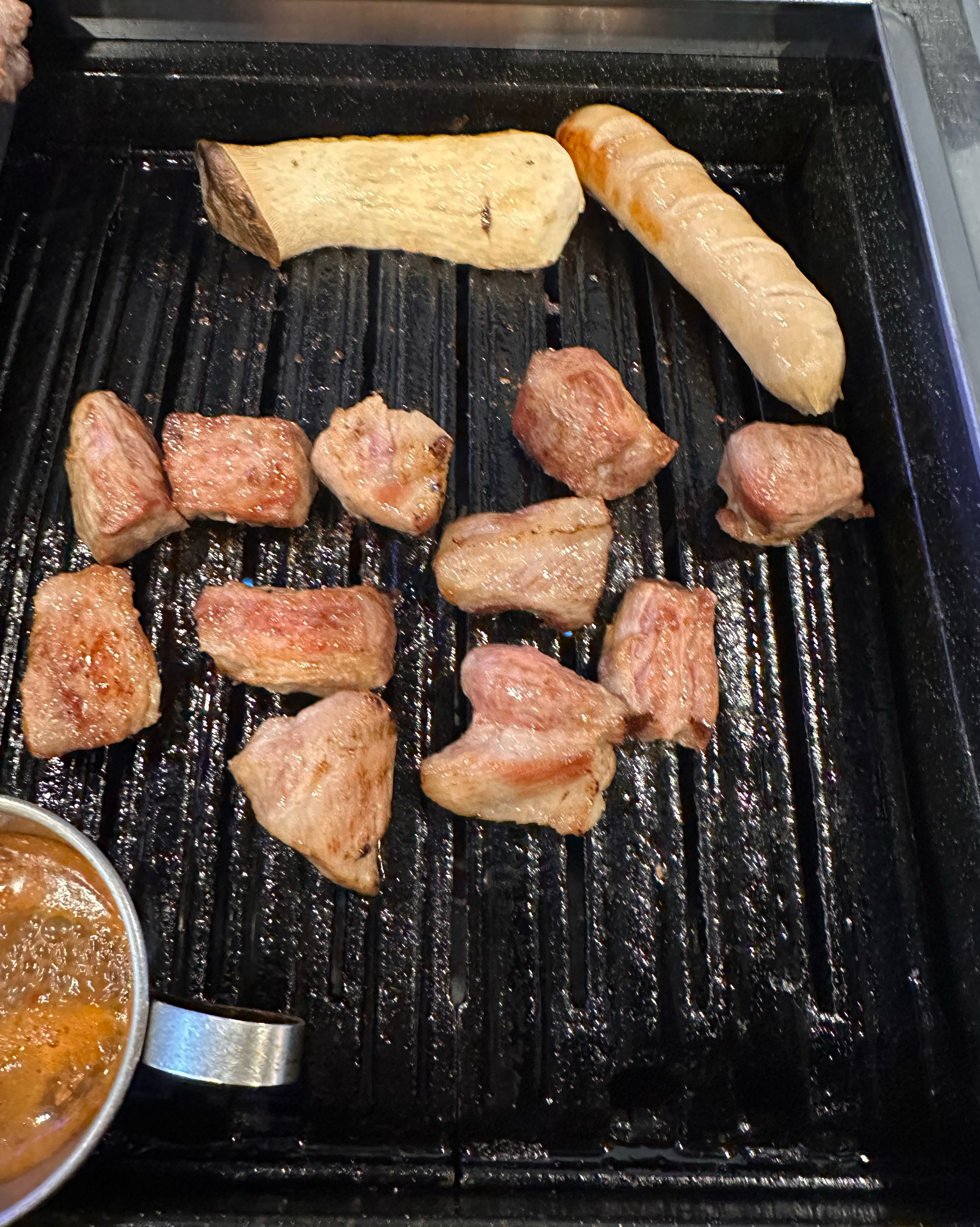 바로 앞에 해안도로여서 뷰도 좋고 직접 맛있게 구워주셔서 편하게 먹을 수 있었어여 - 제주 맛집 제주공항그때그집