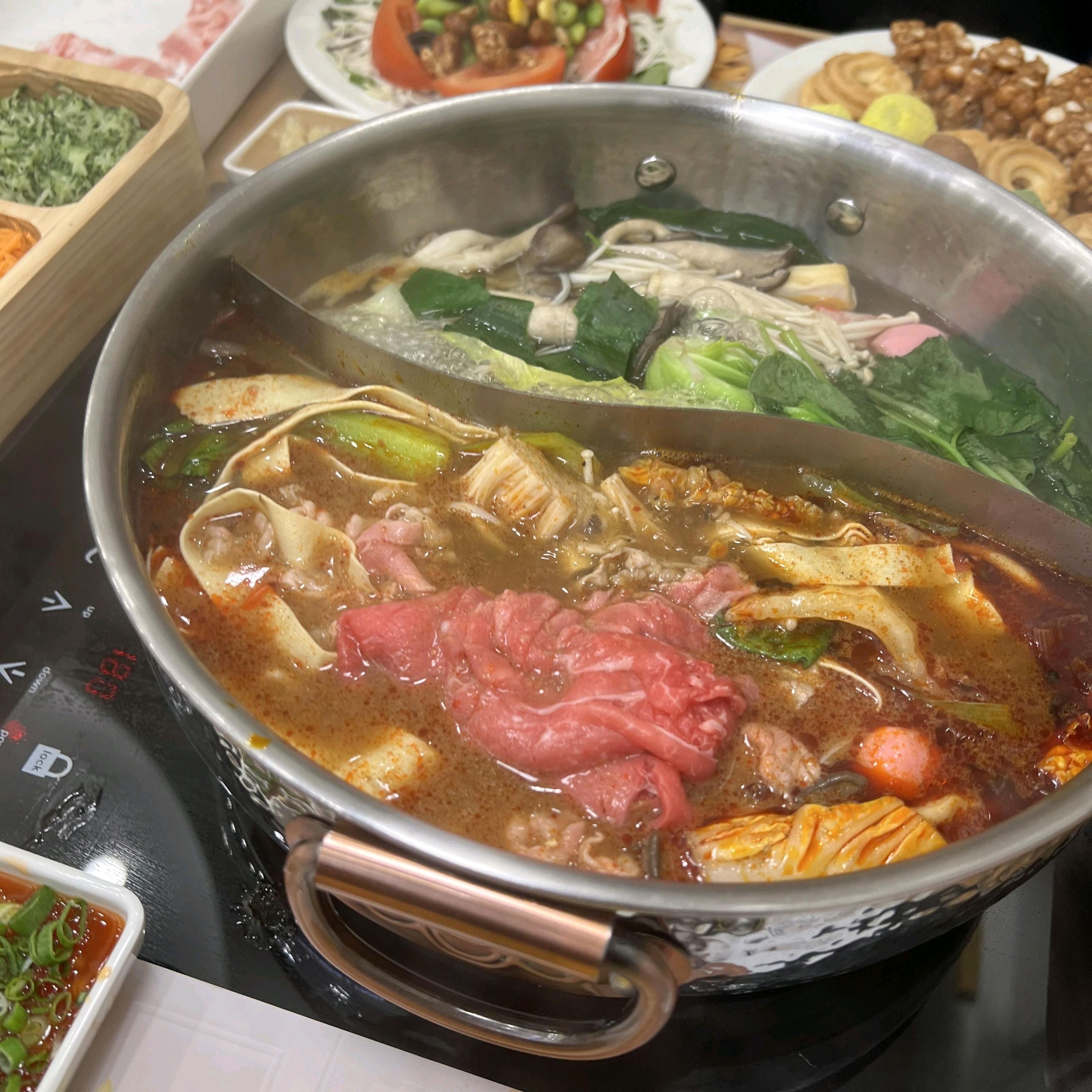 샐러드바도 정성스럽게 관리되어 채소들이 신선하고 다양한 소스도 준비되어 있어요 프리미엄 소