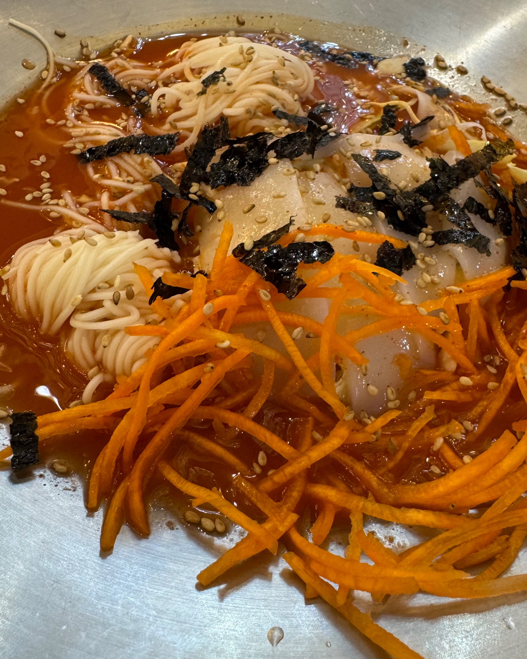 남자친구랑 속초 여행와서 첫 킹크랩인데 너무 맛있게 먹고 속이 꽉차있어서 라면이랑 볶음밥