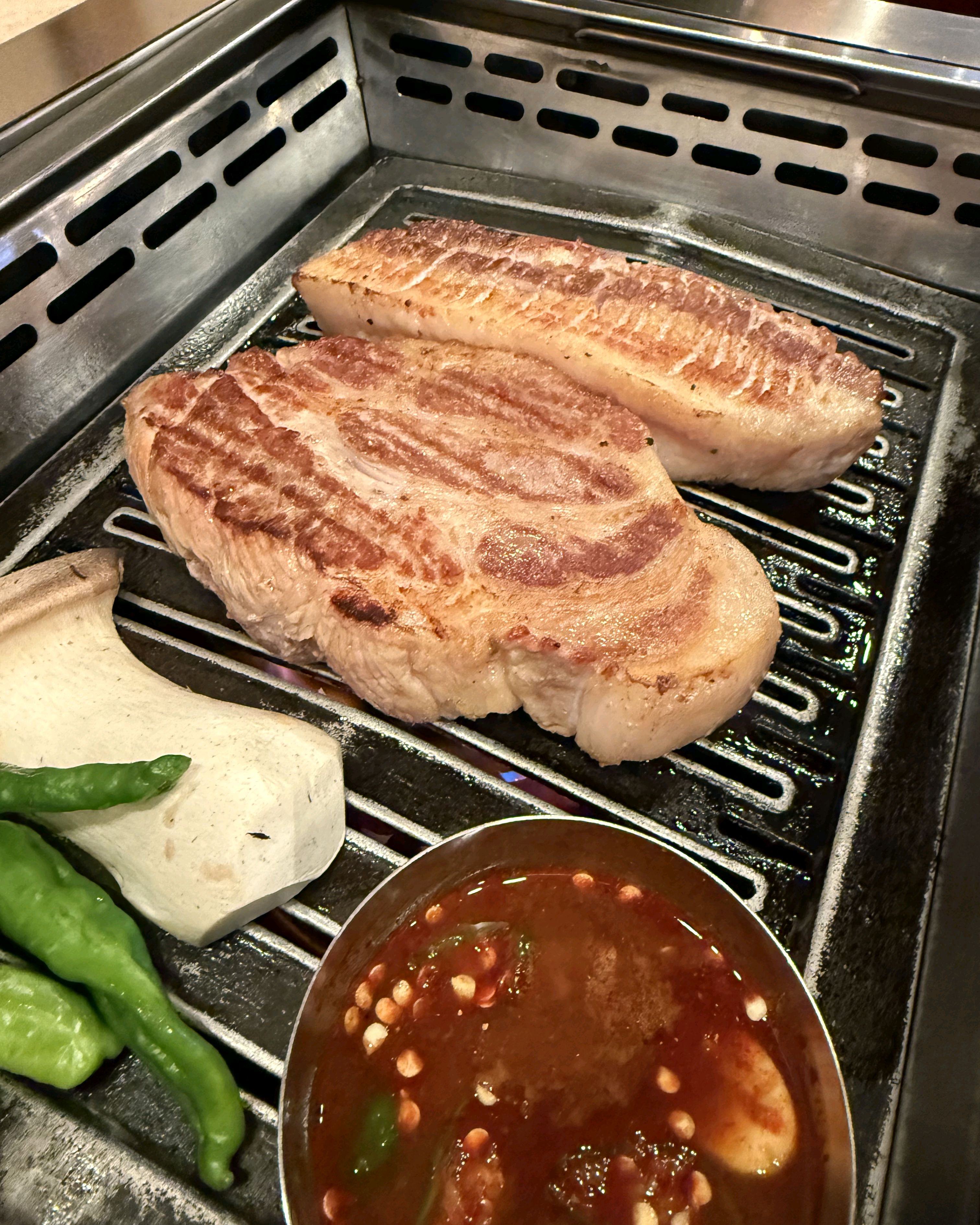 보리짚불에 초벌해서 나오고, 맛있게 구워주시니까 너무좋으네요 우대갈비 삼겹살 목살 다 맛있