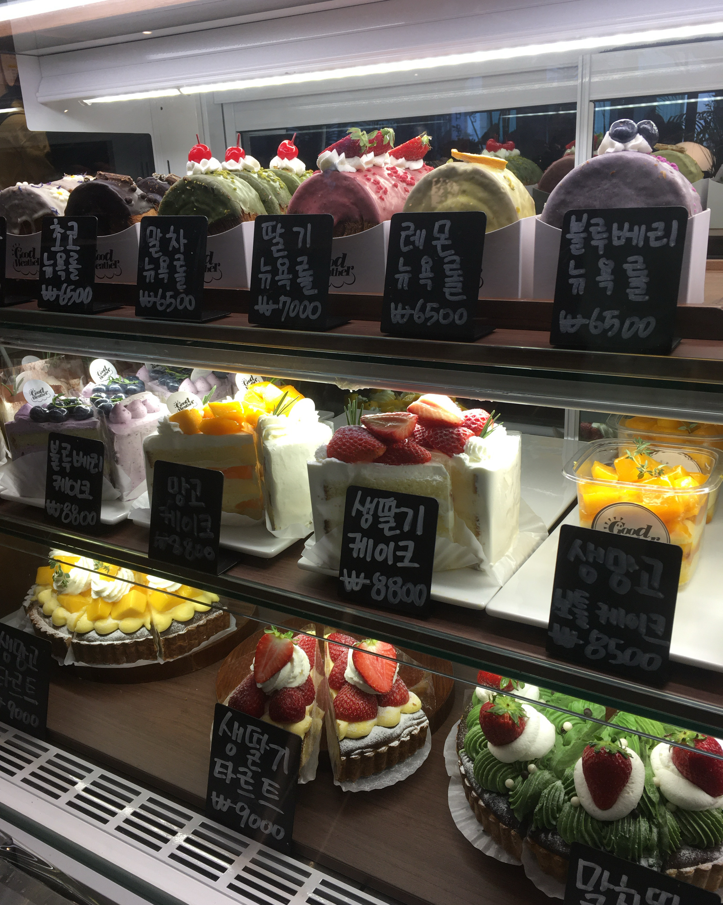 새로 생긴 카페라 와봤는데 디저트도 많고 무엇보다 음료도 너무 맛있더라구요!!! 카페도 넓