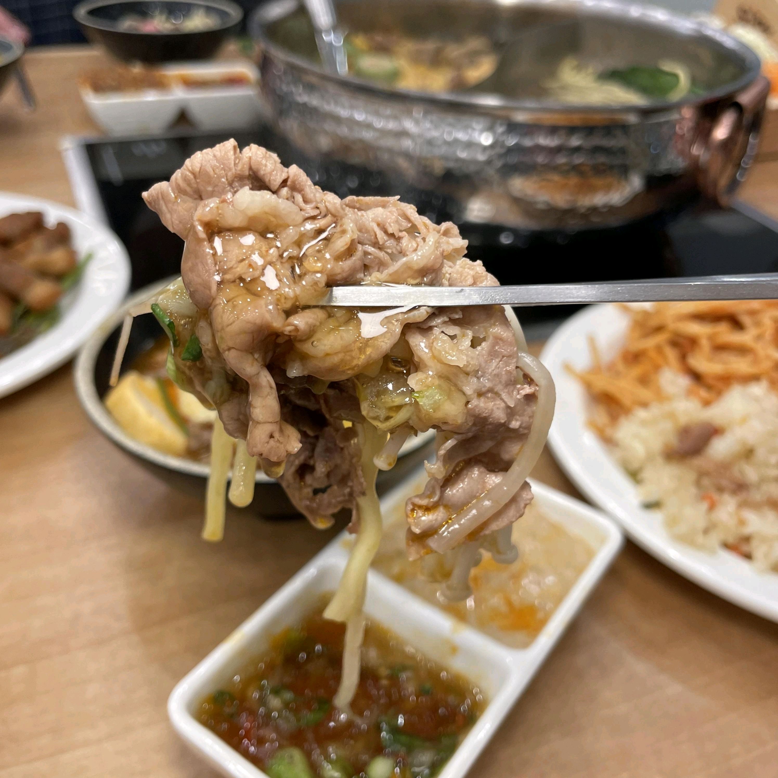 샤브샤브 무제한 핵좋아요. 소고기 정말 신선한데 다양한 야채랑 라이스페이퍼도 같이 먹을 수