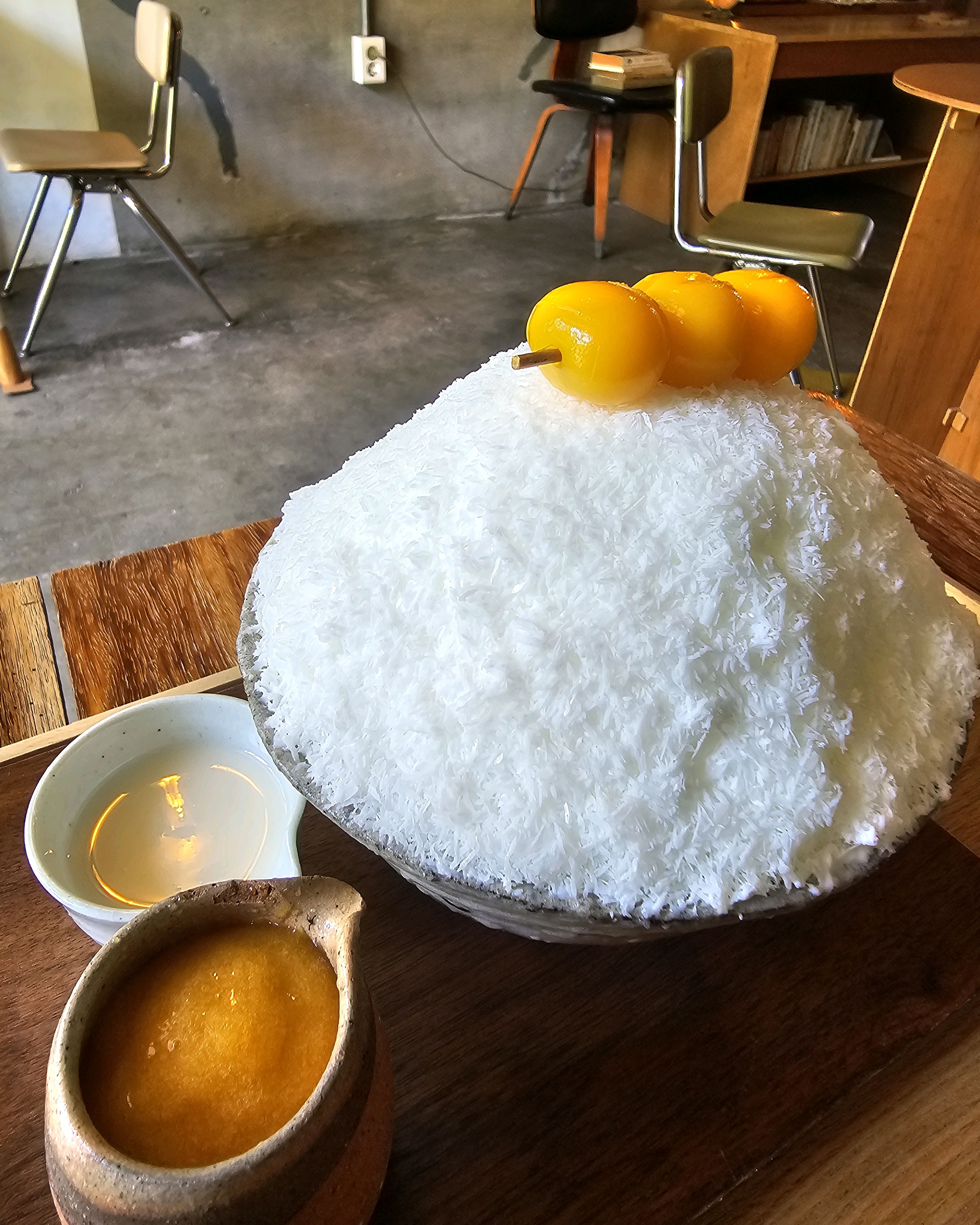 여긴 토마토빙수가 짱!!!! 망고빙수 개시라 먹었는데 맛있네요.다 갈아서 만든 걸로..ㅎㅎ