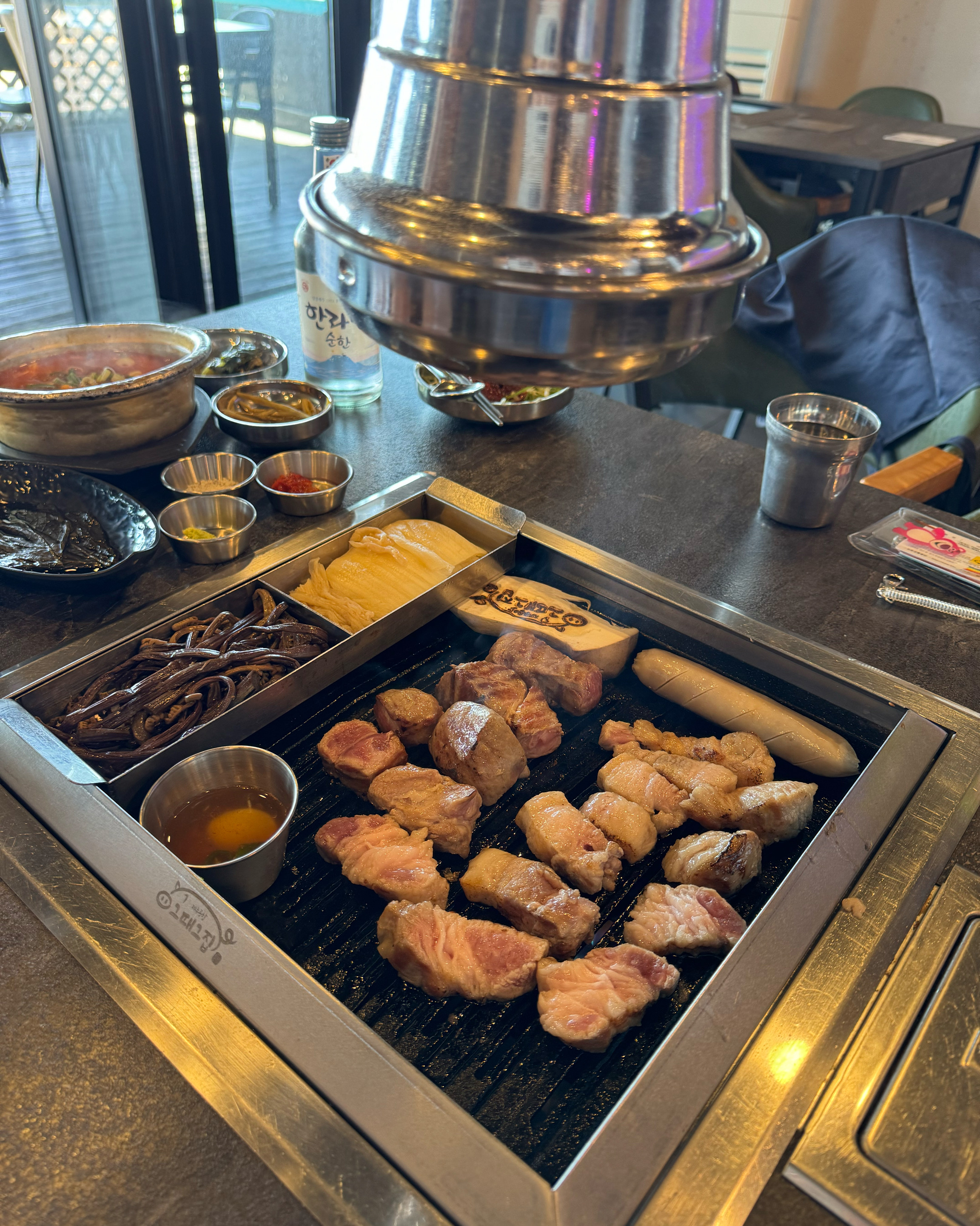 낚인거 같아요… 여행 시작을 이곳에서 했는데 고기는 퍽퍽해서 육즙은 부족하고 고기 구워주시