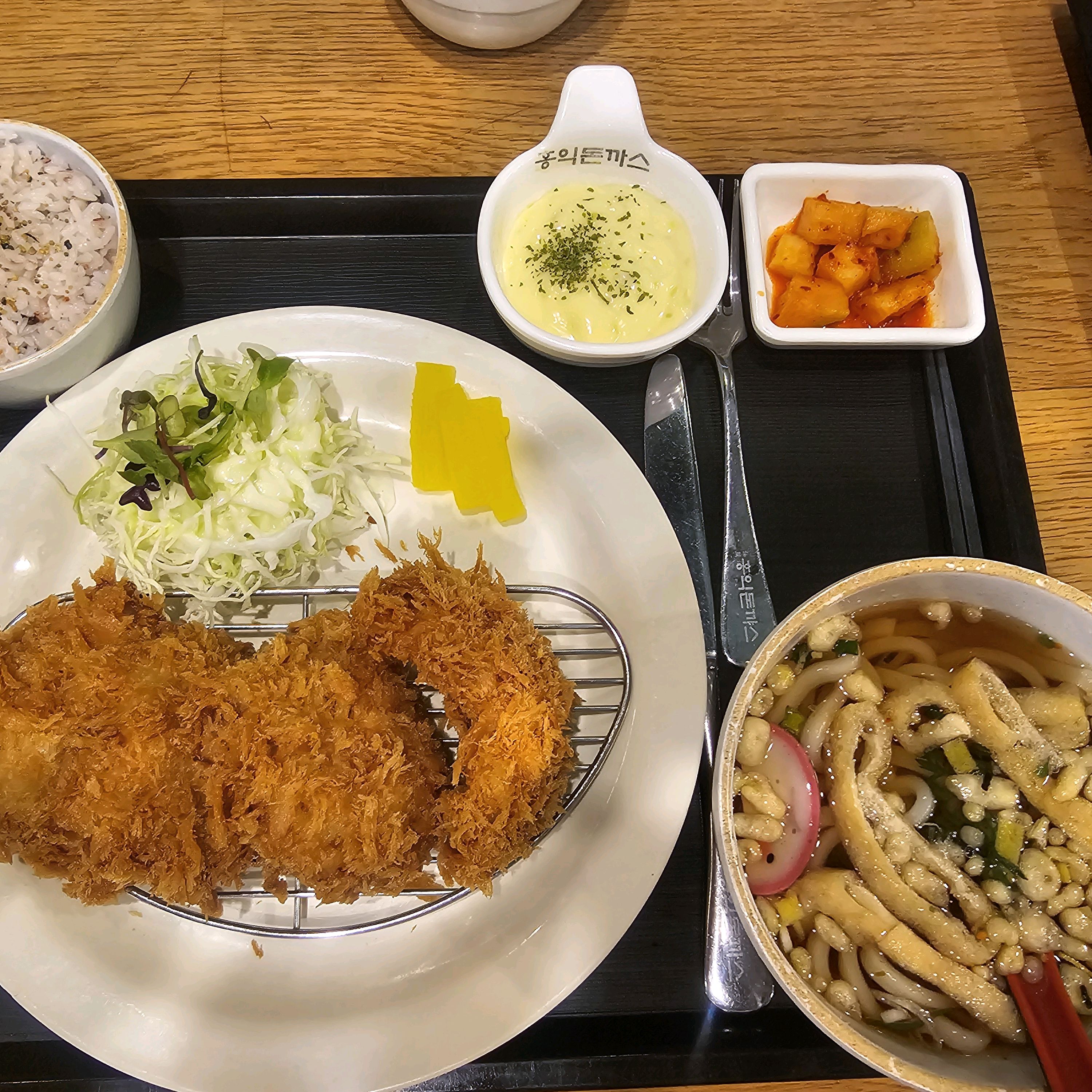 맛있어요. 가족끼리 식사하기 좋아요. 인기가 많아서 피크타임은 피하는게 좋아요. - 구미 구평동 맛집 홍익돈까스 구미구평점
