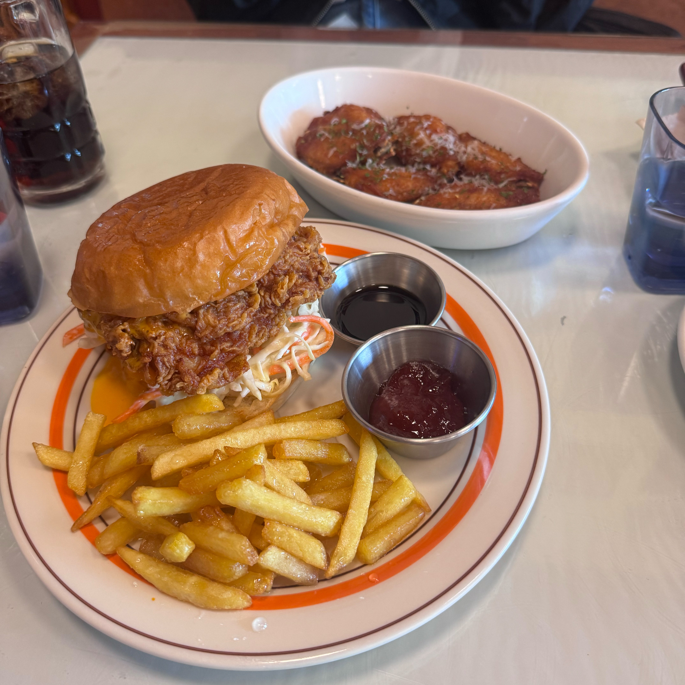 스테이크랑 치킨버거, 버팔로윙 시켰는데 셋 다 너무 맛있어요!! 다음에도 오면 똑같이 시킬