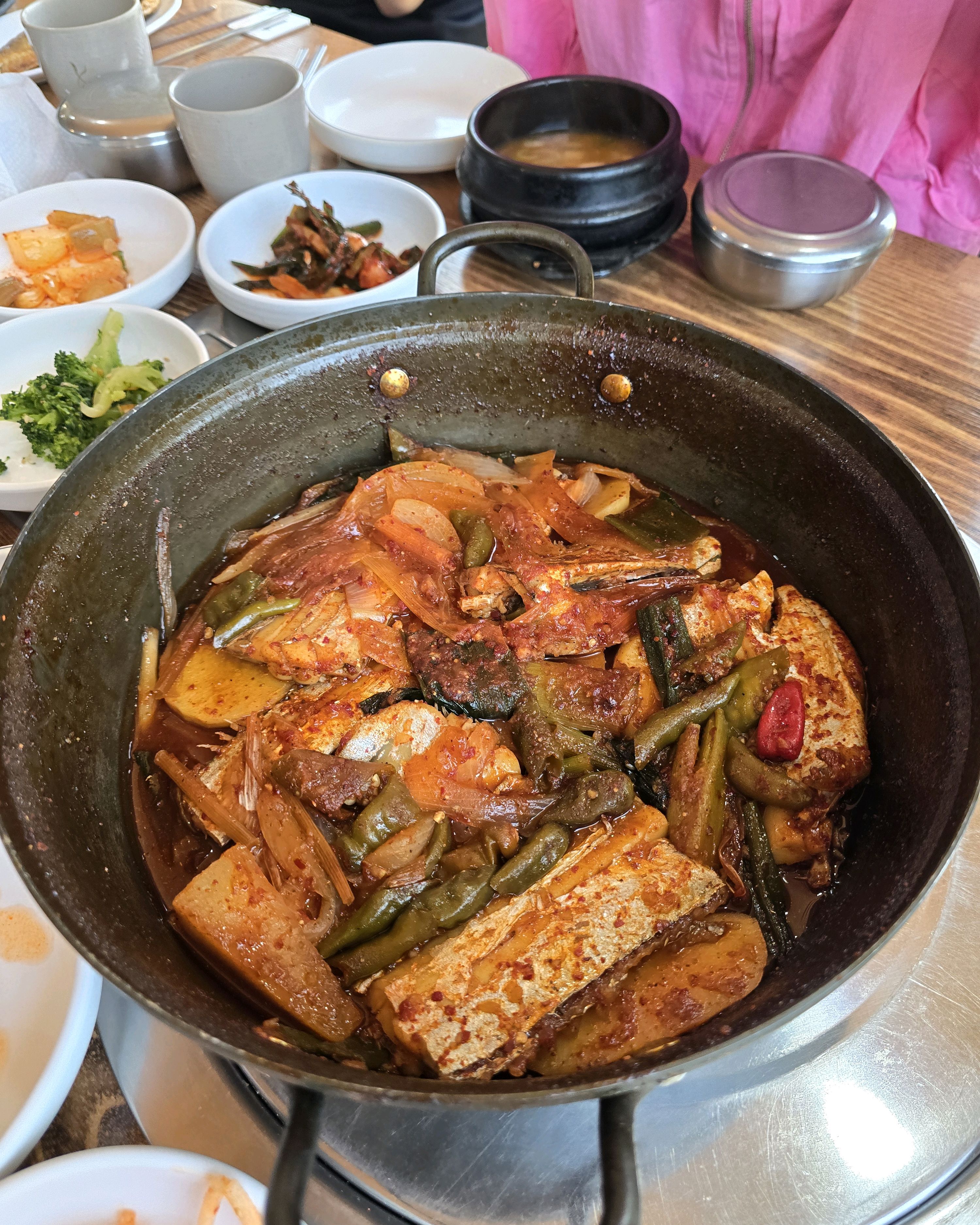정식이랑 조림먹었는데 맛이좋아요 - 제주 맛집 고은물식당 제주산방산점