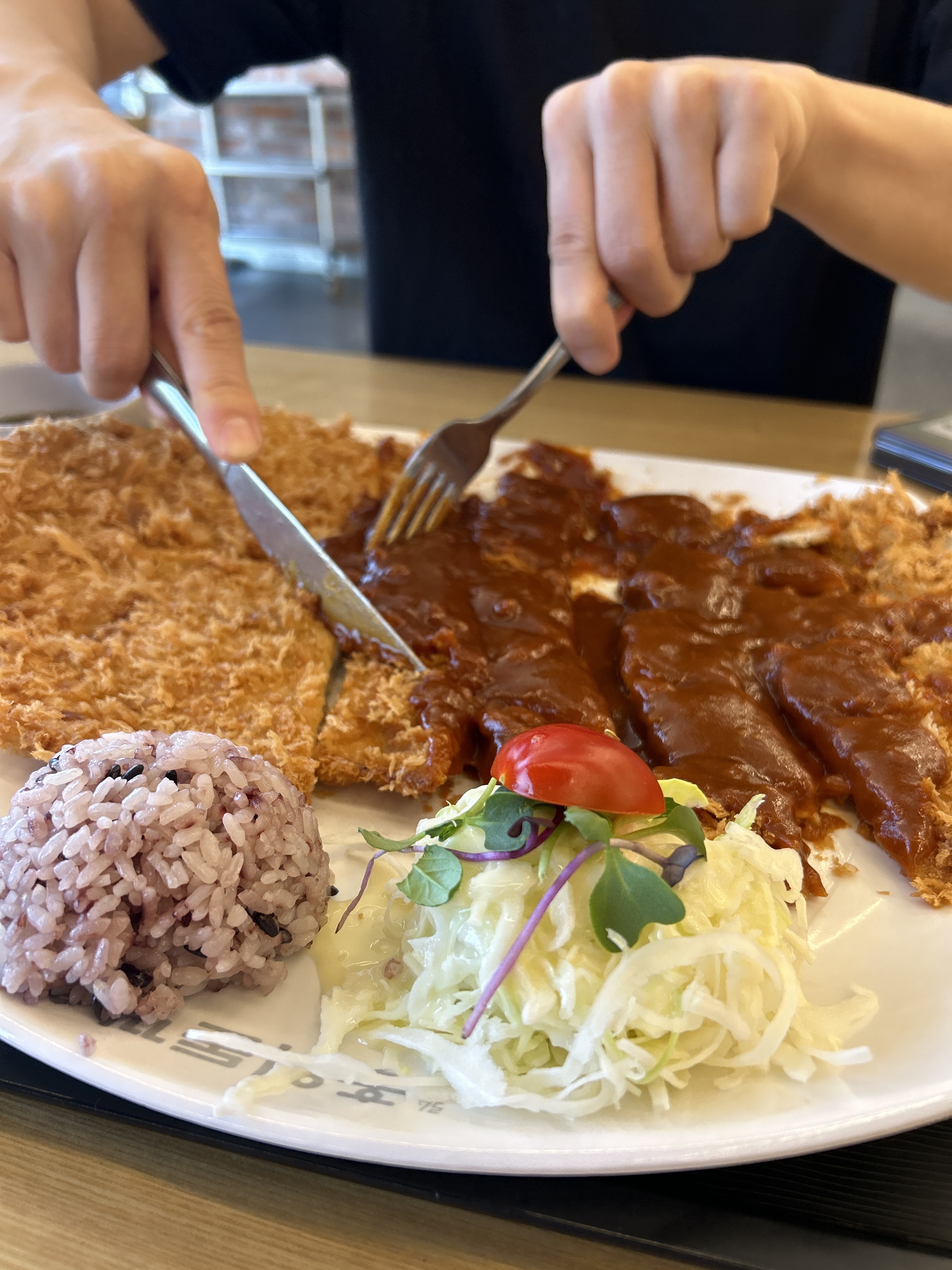 돈까스 진짜커요..! 집에 포장해갈수도 잇어요 ㅎㅎ 웨이킹없이 와서 너무즇아요 - 경주월드 근처 맛집 홍익돈까스 경주점