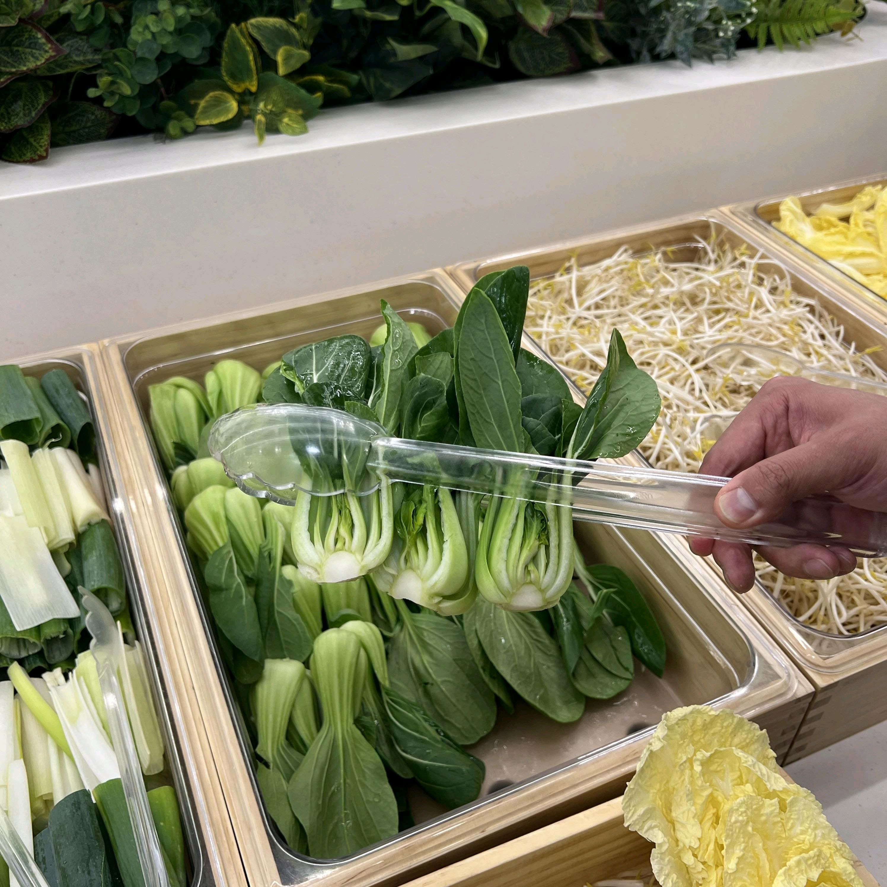 소고기 샤브샤브가 정말 맛있네요 친구랑 같이 먹었는데 프리미엄 소고기라 그런지 잡내 하나도