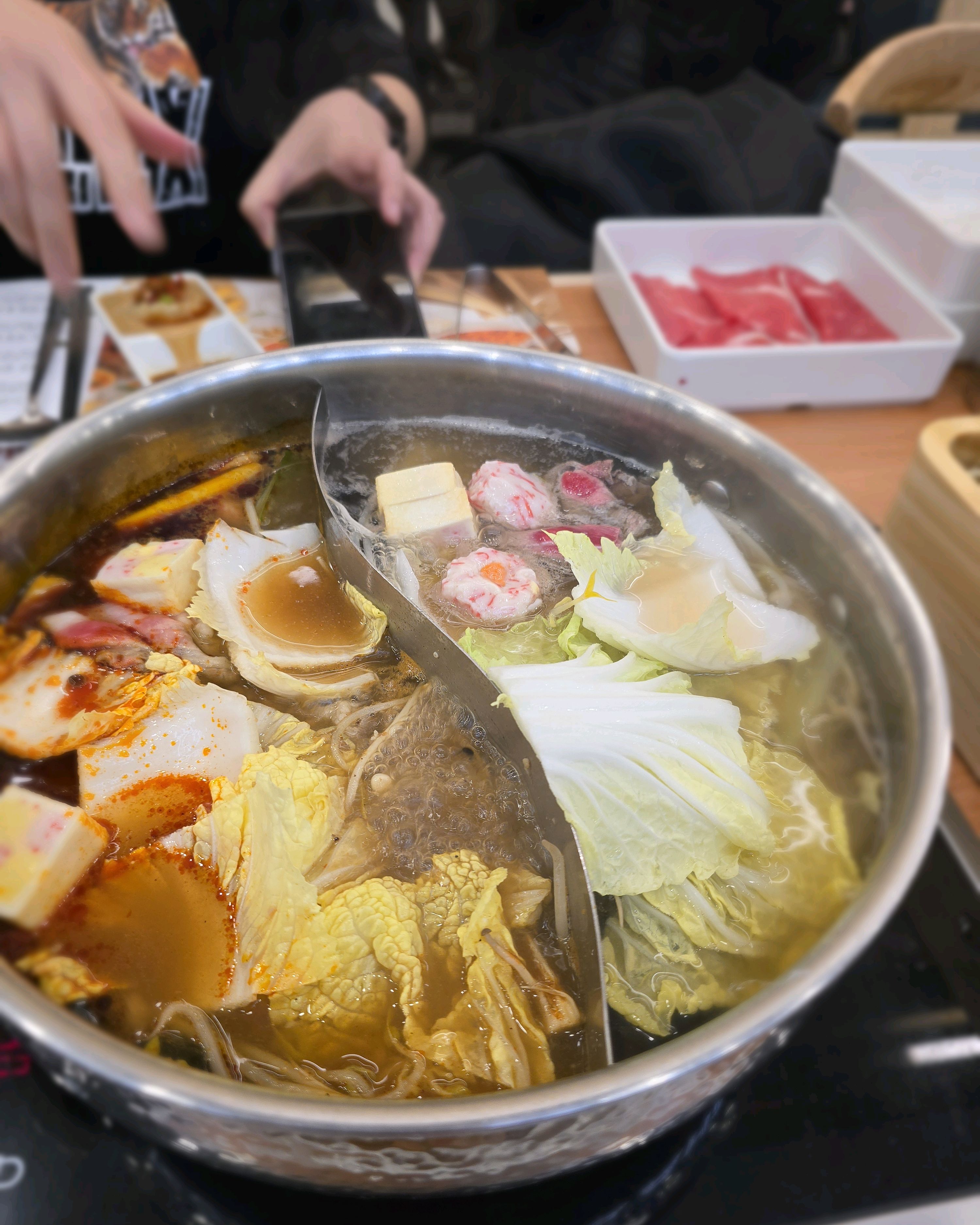 재료 신선하고 맛있는데 채워지는 속도가 좀 느린게 아쉬웠어여 ㅠㅠ 그래도 맛은 샤브샤브 무