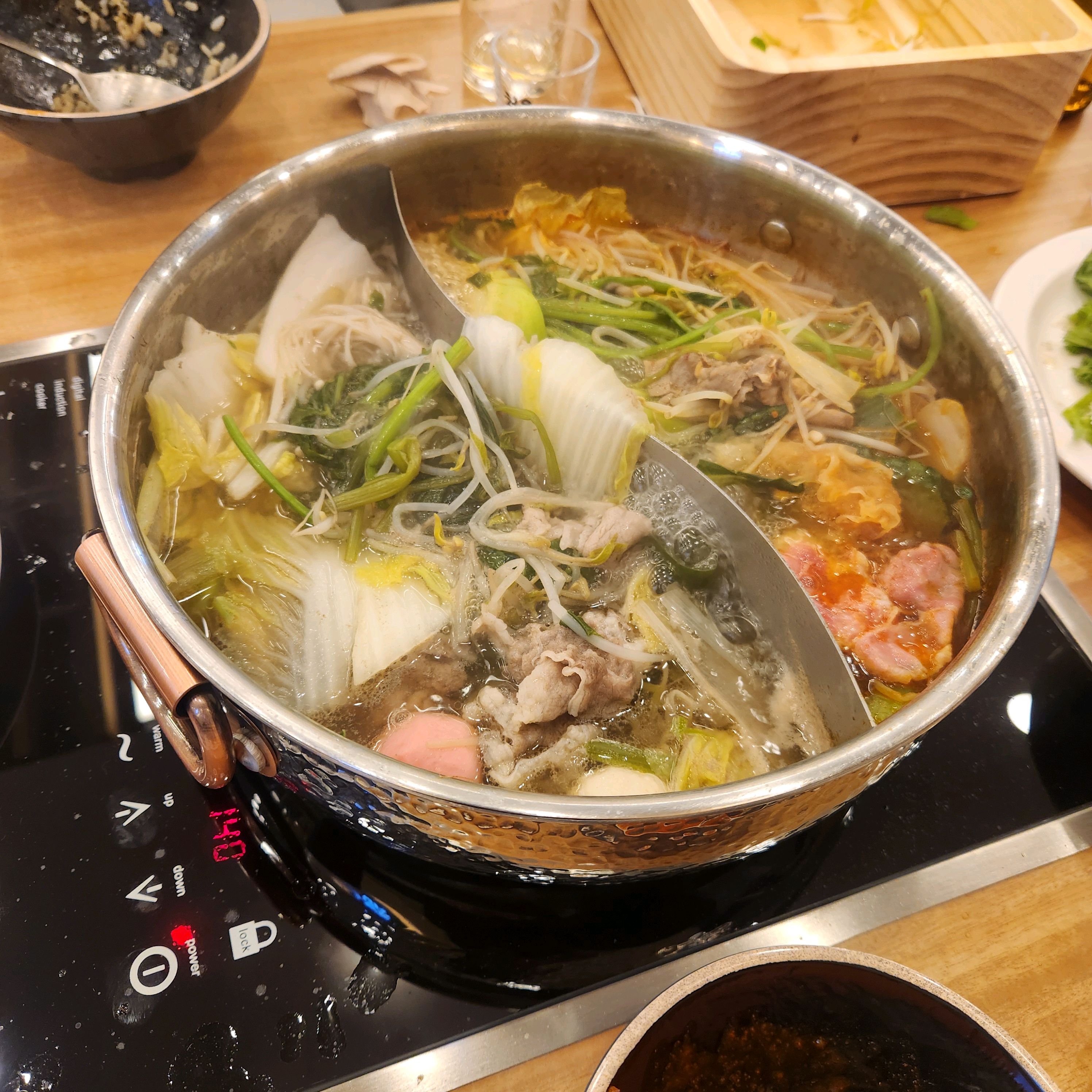 첫 오픈해서 부모님 모시고 왔습니다. 셀프바 종류도 많고 음료수랑 생맥주도 무한리필에 빙