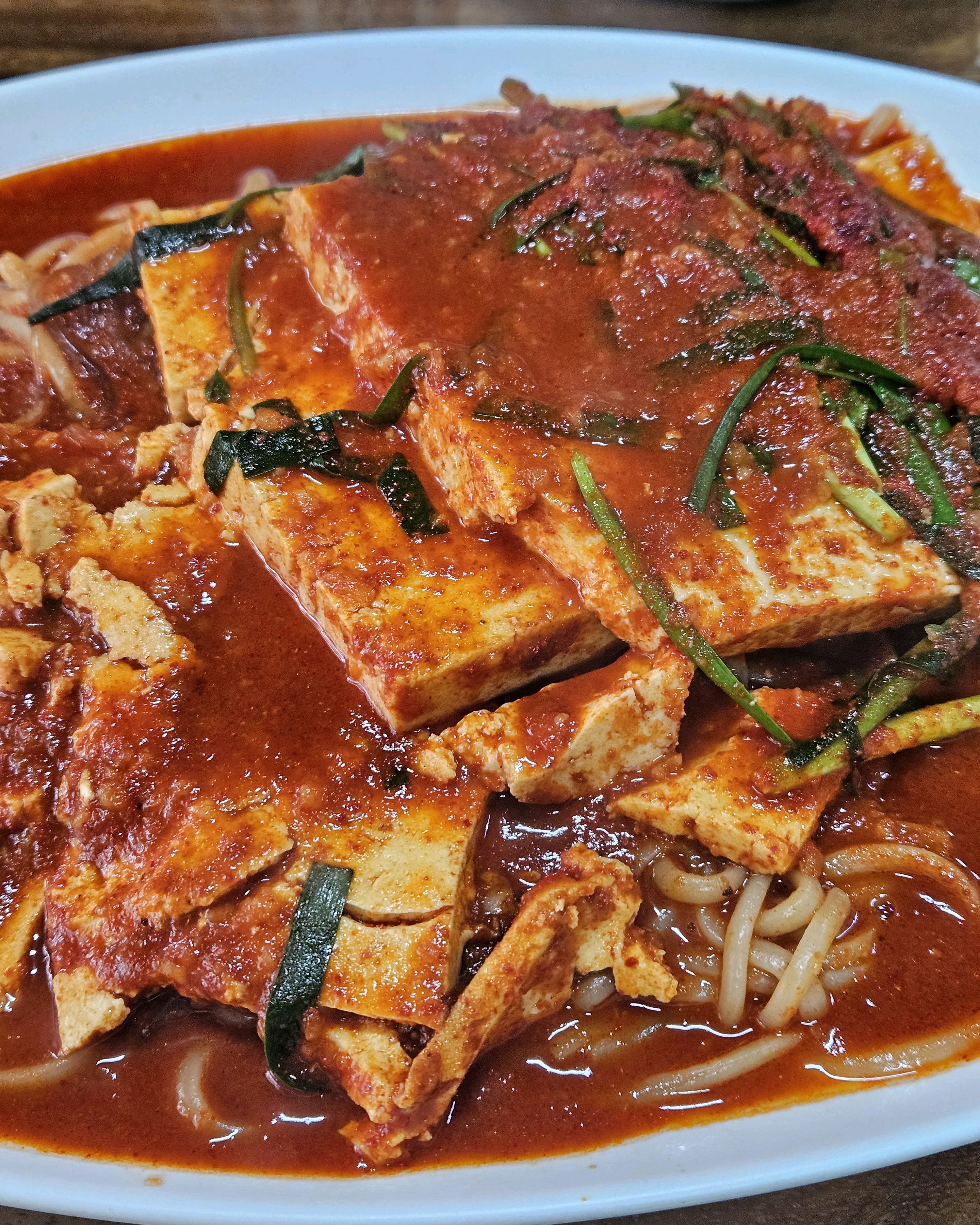 평일 오후, 점심시간 조금 지나서 갔는데도 20~30분 기다려 먹었어요. 가게 입구 웨이팅