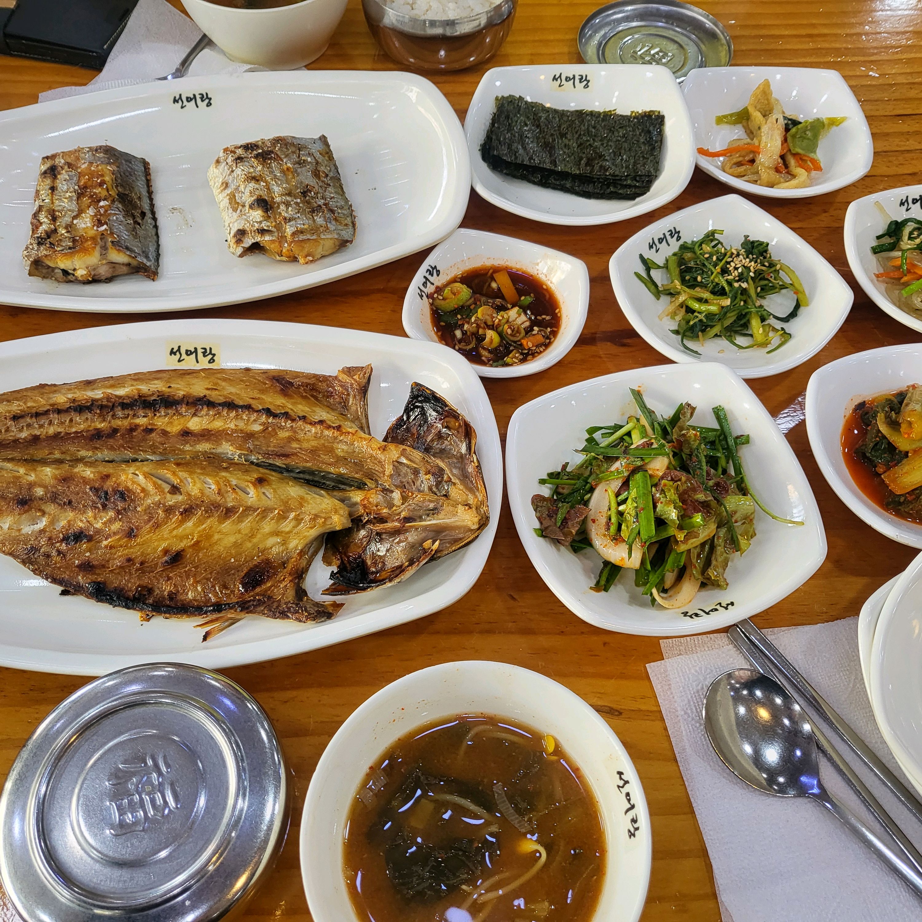 선배랑 자전거 라이딩 후 점심 방문했는데 고등어구이는 크고 맛도 좋은편이고 건강한 반찬이