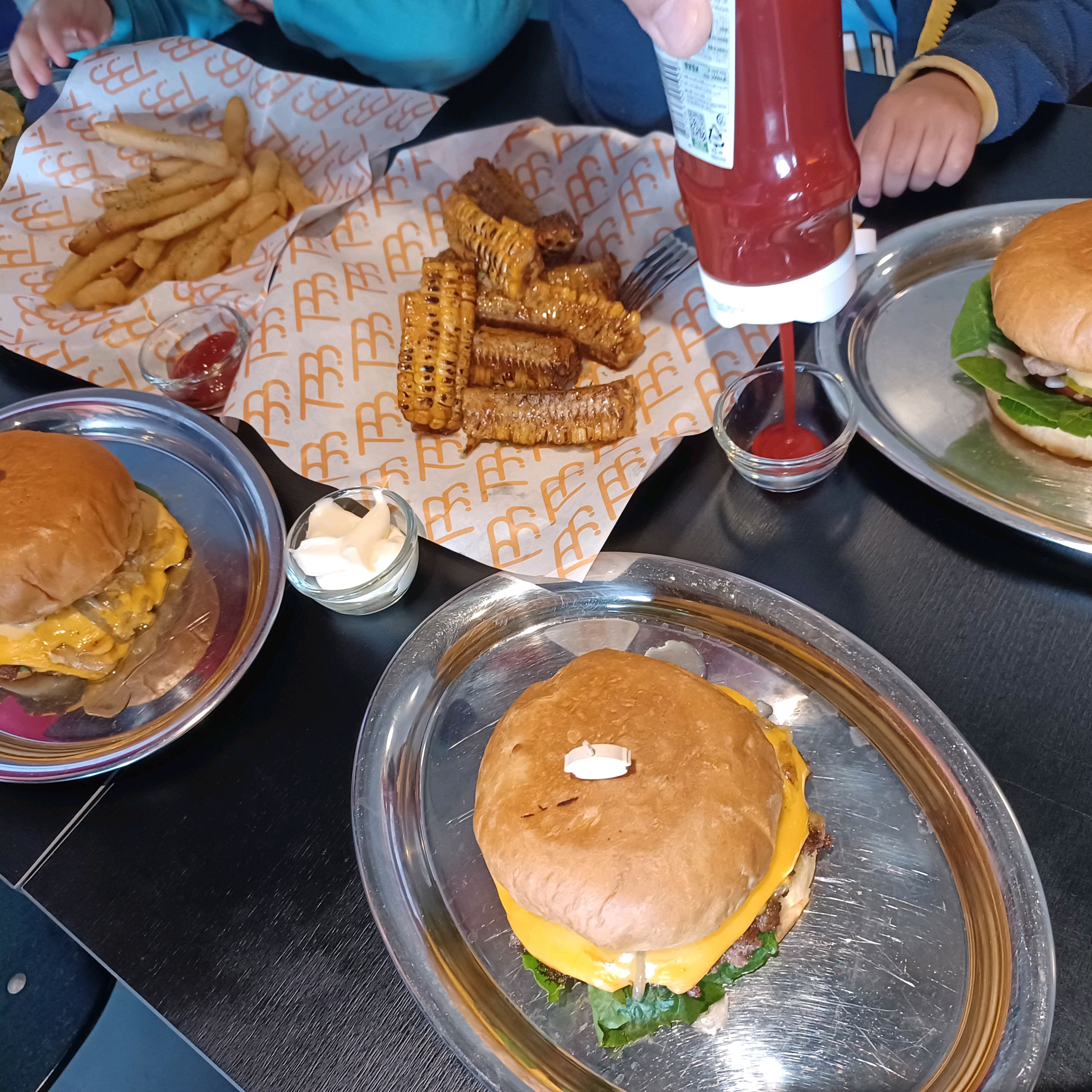 오픈런해서 갔는데 세련된 매장 분위기에 맛도 있습니다! - 경포대 맛집 버거바
