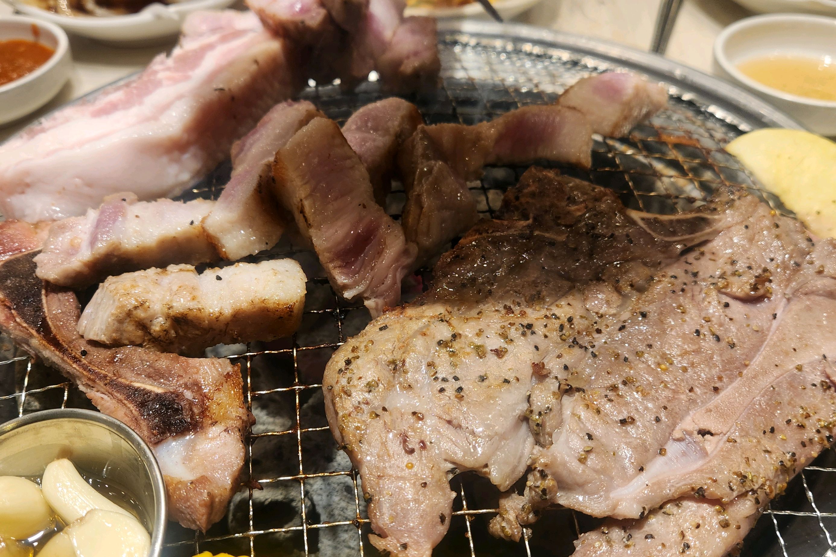 고기 넘 맛있고 음료 무제한이라 많이 먹을 수 있어요 메뉴도 넘 다양해서 종류별로