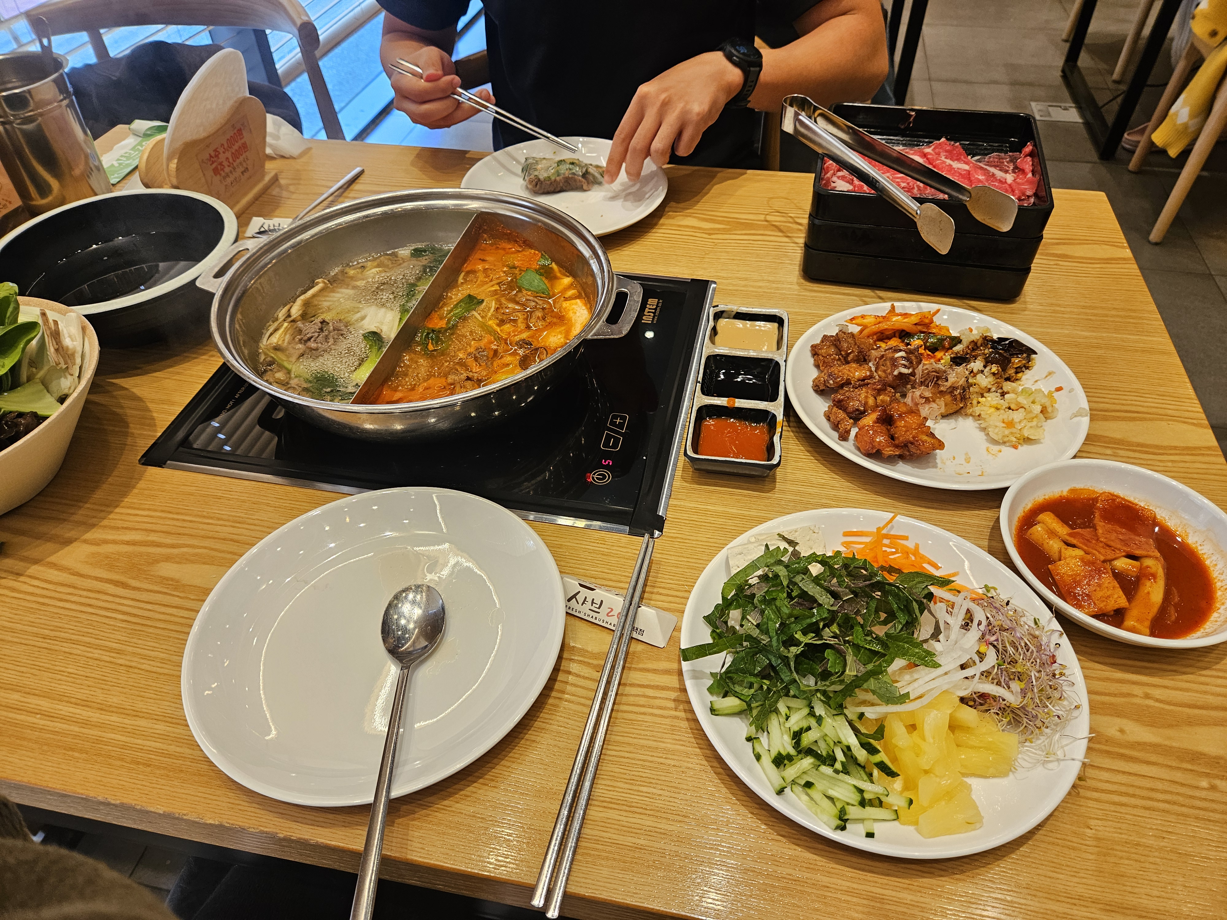 완전 배부르게 먹었어요ㅋㅋㅋ식사메뉴도 다 넘맛있구 고기까지 무한리필이라 실컷 먹었네요! 닭