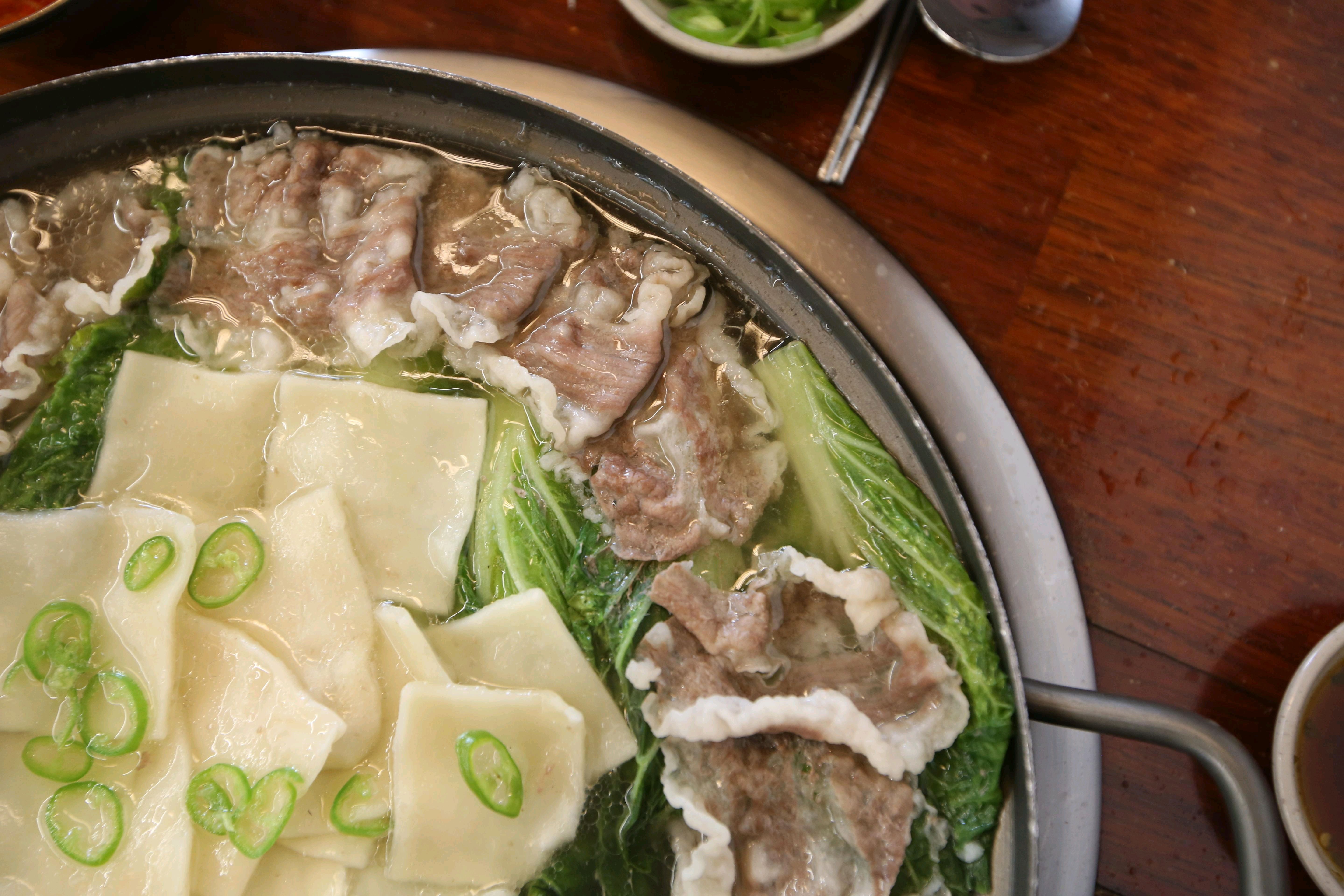 백합칼국수 깔끔하고 시원해요 국물 깊이감이 느껴지면서 백합은 탱글해서 식감도 좋네요 ㅎㅎ
