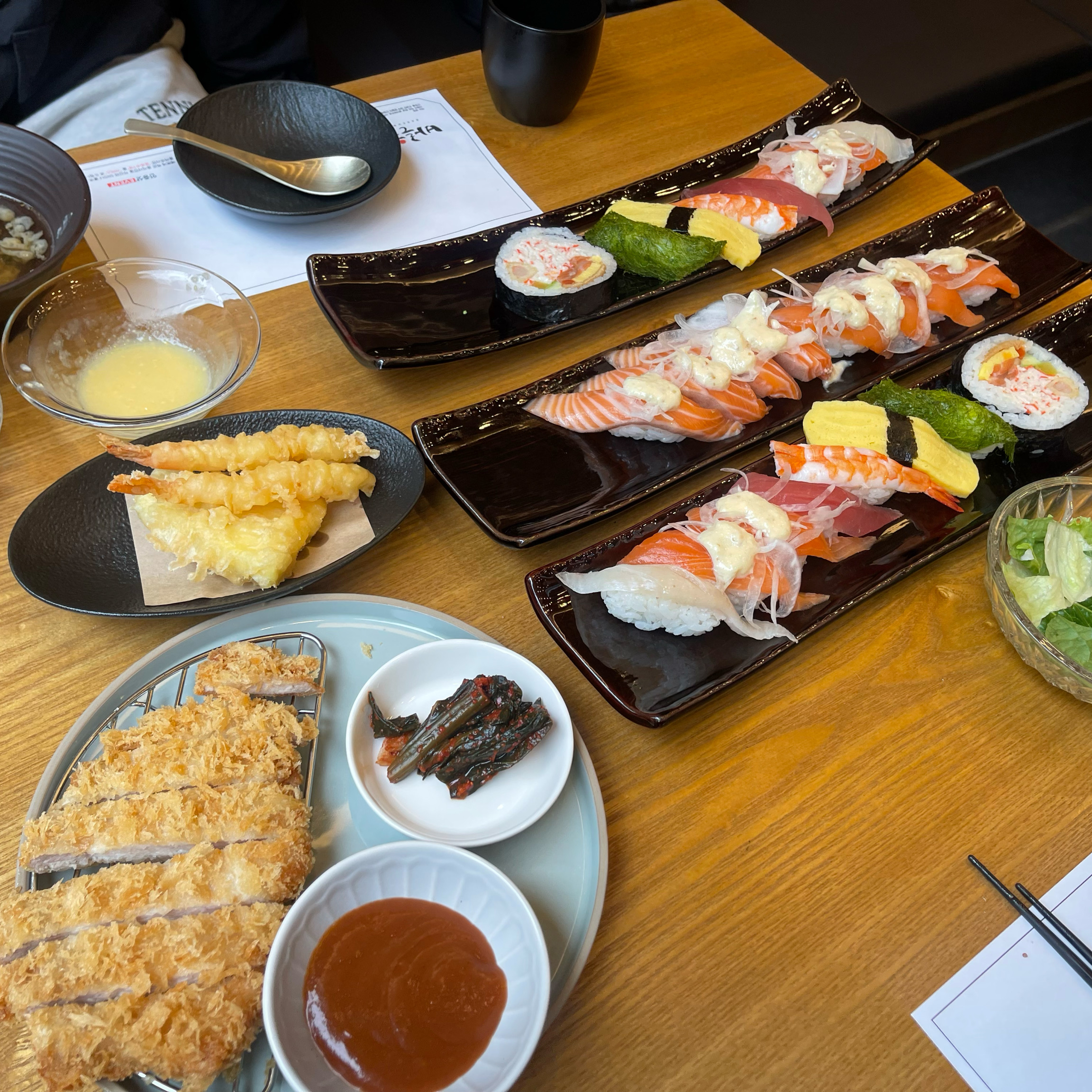 인테리어가 멋져서 들어왔는데 음식또한 정갈하고 멋져요.맛도 있고 음식이 신선합니다~자주 이