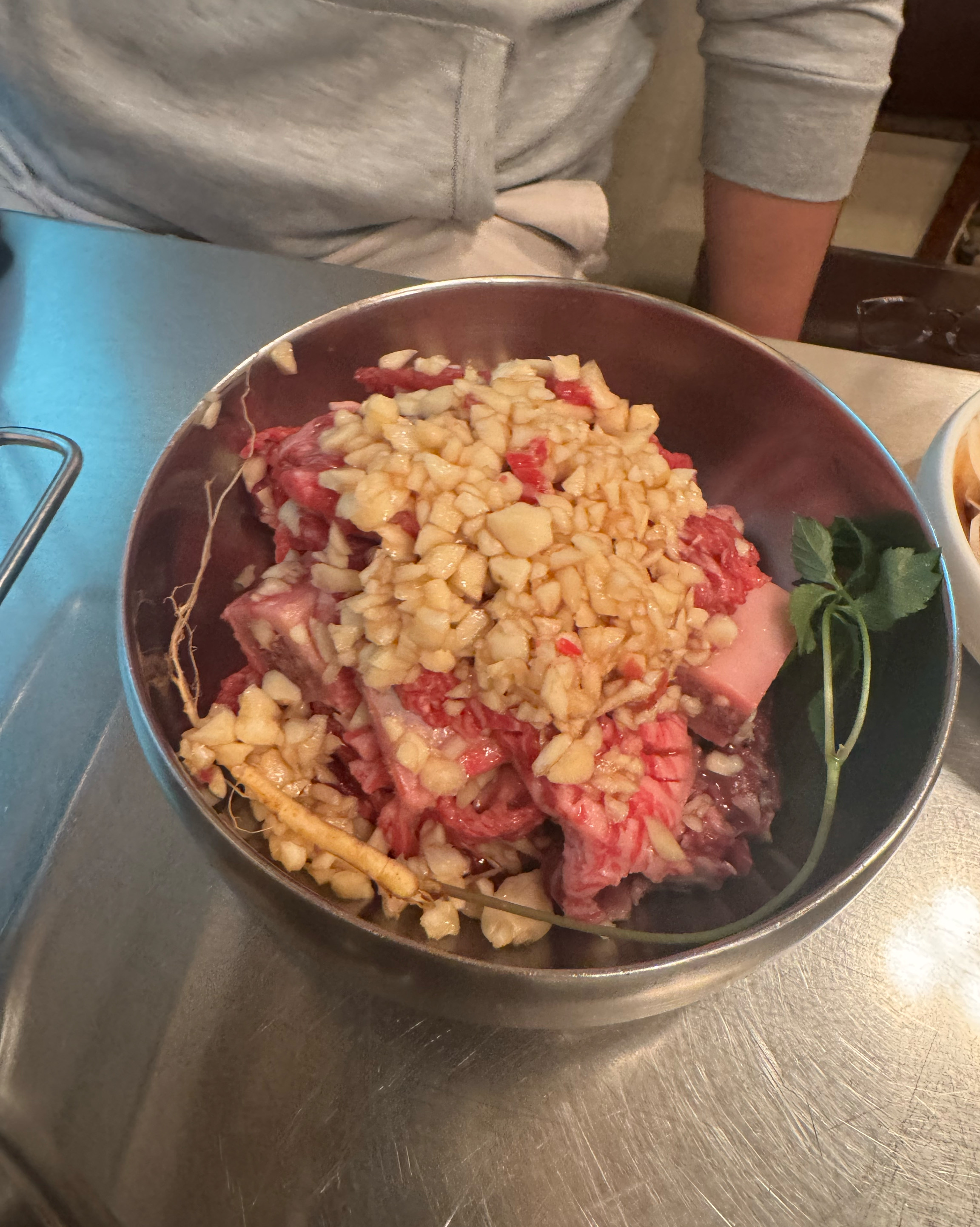 고기가 특이하고 정말 맛있습니다 반찬도 맛있어요 - 제주 맛집 명호마농갈비 연동본점