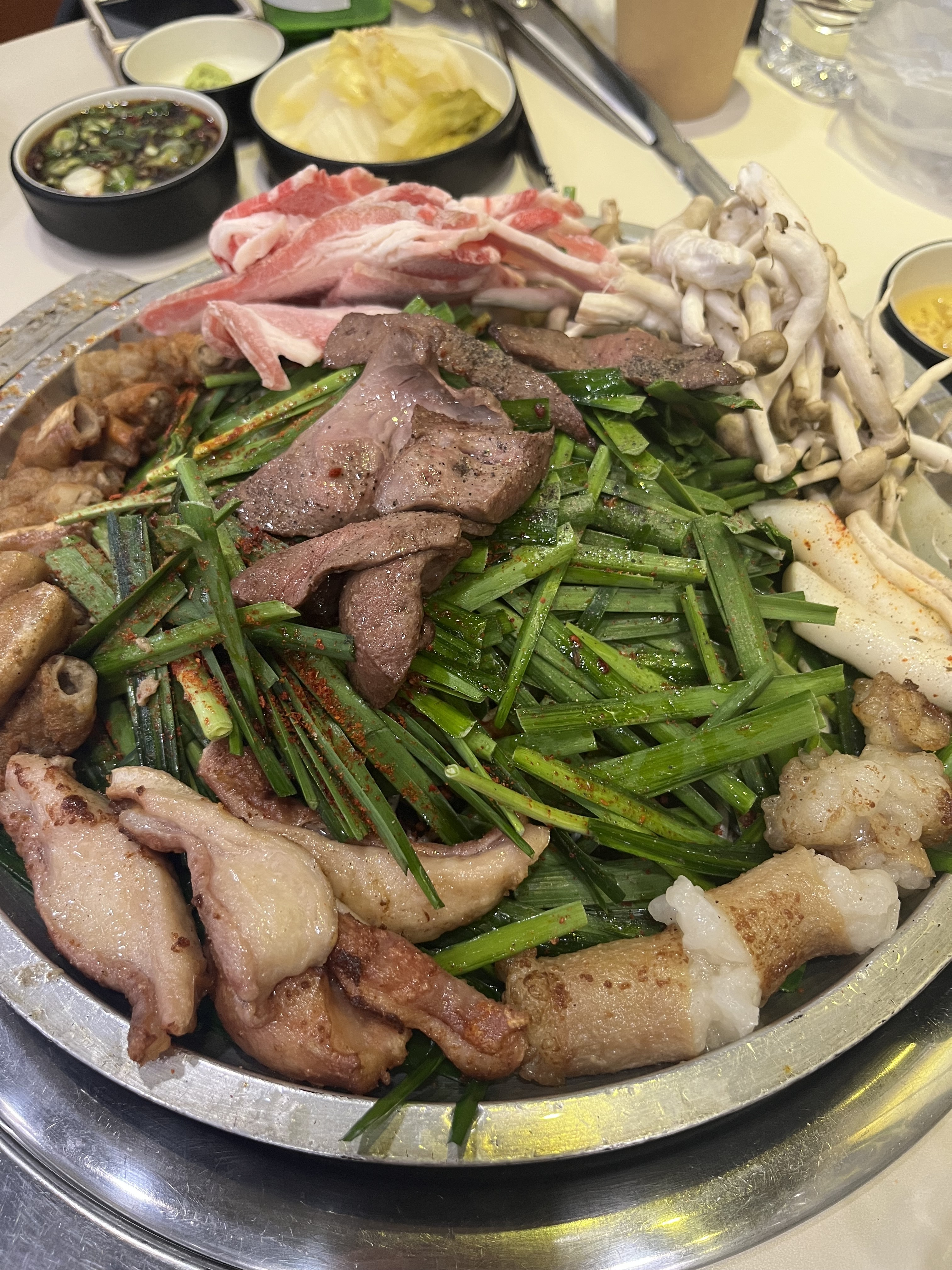 분위기도 좋고 서비스로 나온 순두부랑 밑반찬도 너무 맛있어요!!!!!!! 곱창모둠도 양 많