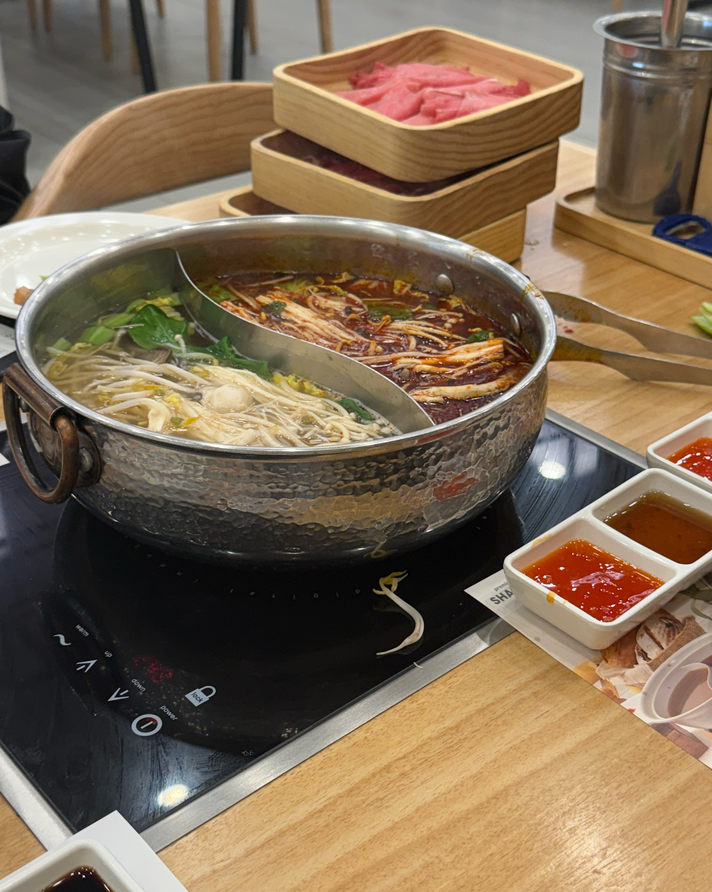 사이드 메뉴 다양하 다해서 부모님 모시고 갔는데, 야채 등 계속 텅텅 비워져 있고 설거지