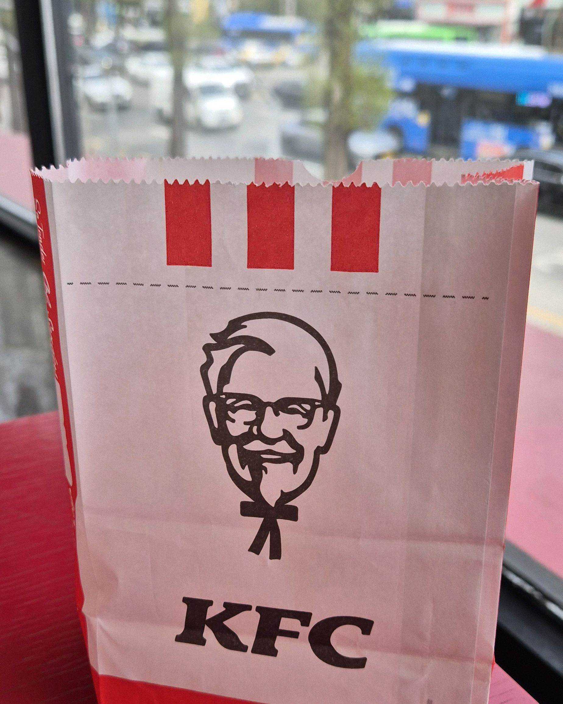 주차하기 좋고 넓어서 좋아요 - 대전 맛집 KFC 유성온천