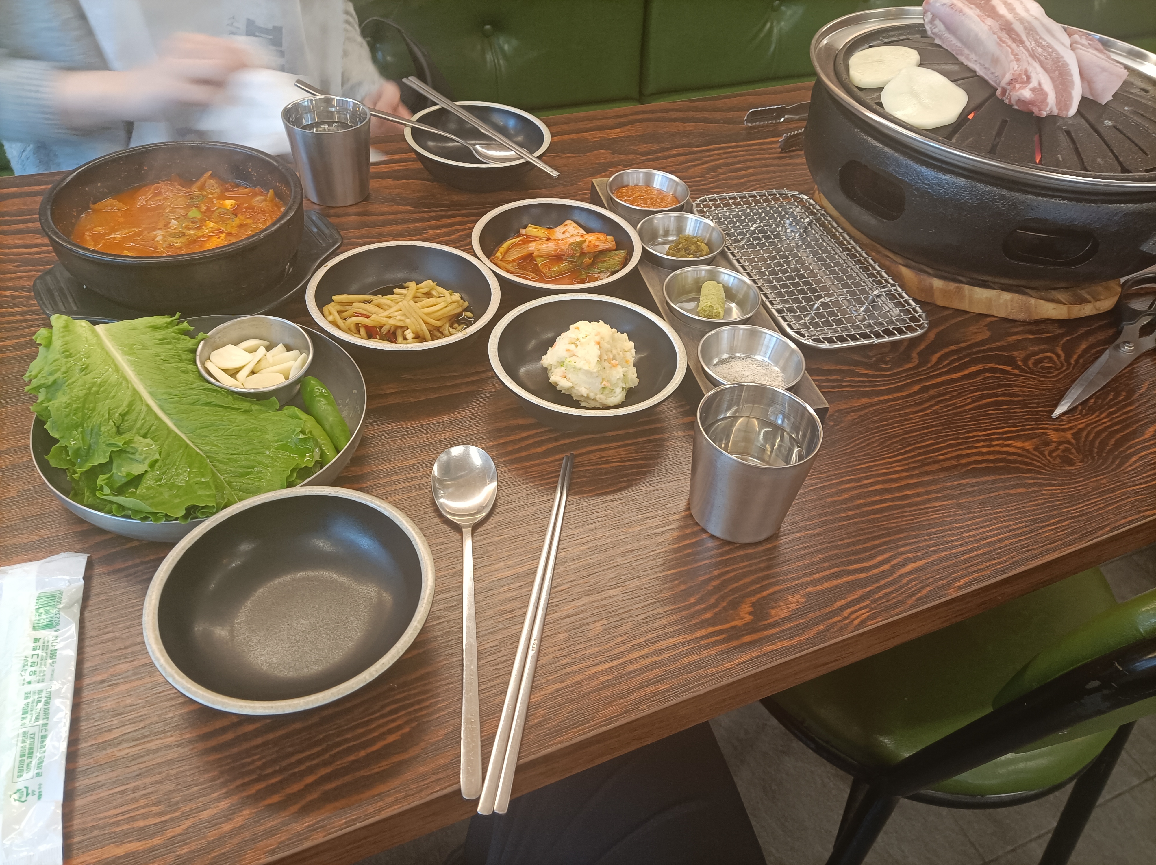 처음 와보는데 식당도 깨끗하고, 고기도 두툼하고, 김치찌개도 서비스로 받았어요. 사장님이