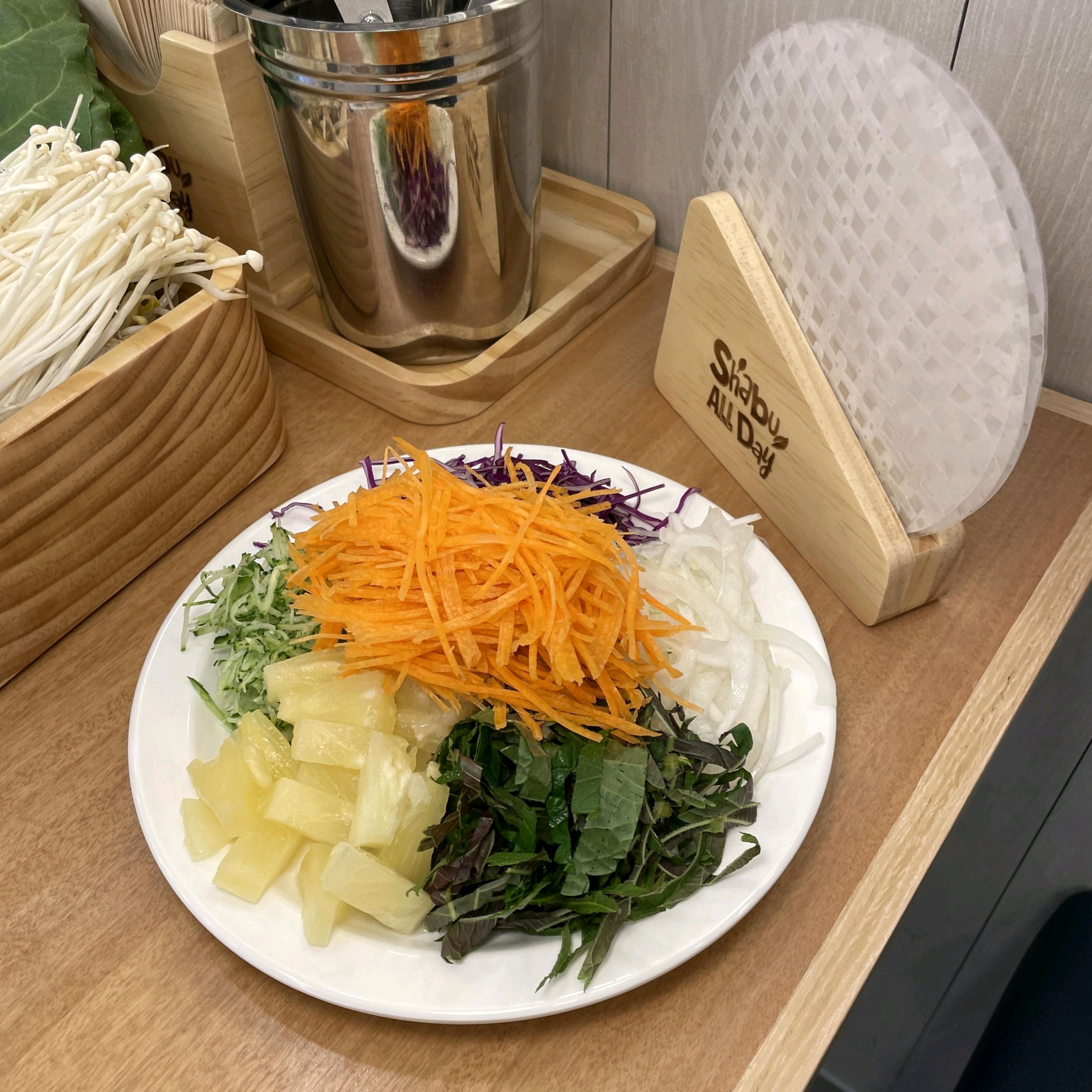 소고기 샤브샤브가 정말 맛있어요 무제한으로 먹을 수 있어서 호텔식 뷔페처럼 프리미엄하게 즐